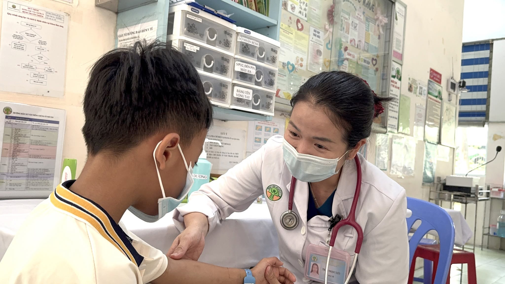 Sai lầm của cha mẹ l&agrave;m trẻ vi&ecirc;m thanh quản m&ugrave;a h&egrave; - Ảnh 1.