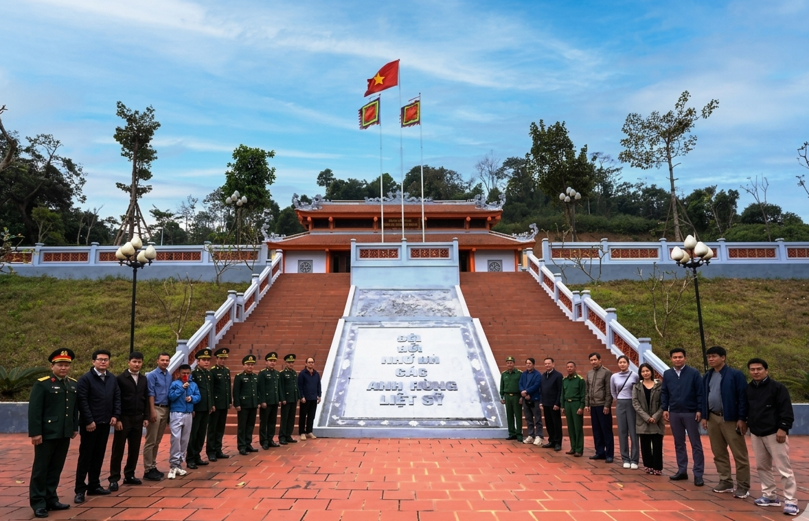 Cờ Tổ quốc tung bay giữa đại ngàn Trường Sơn , ghi nhớ ký ức hào hùng - Ảnh 1.