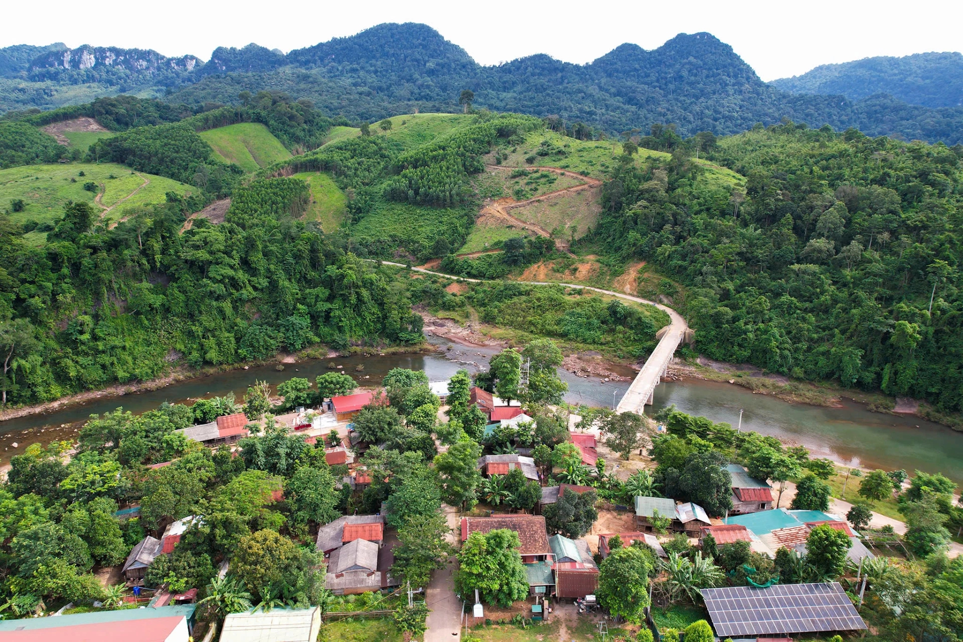 Cờ Tổ quốc tung bay giữa đại ngàn Trường Sơn , ghi nhớ ký ức hào hùng - Ảnh 2.