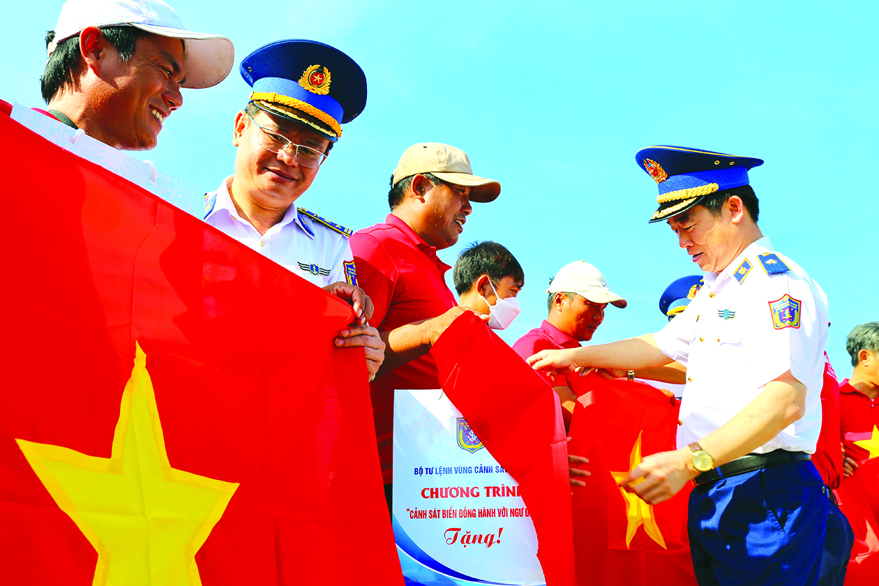 Tự hào cờ Tổ quốc: Lễ chào cờ ý nghĩa tại các điểm cực của Tổ quốc 2026 - Ảnh 8.