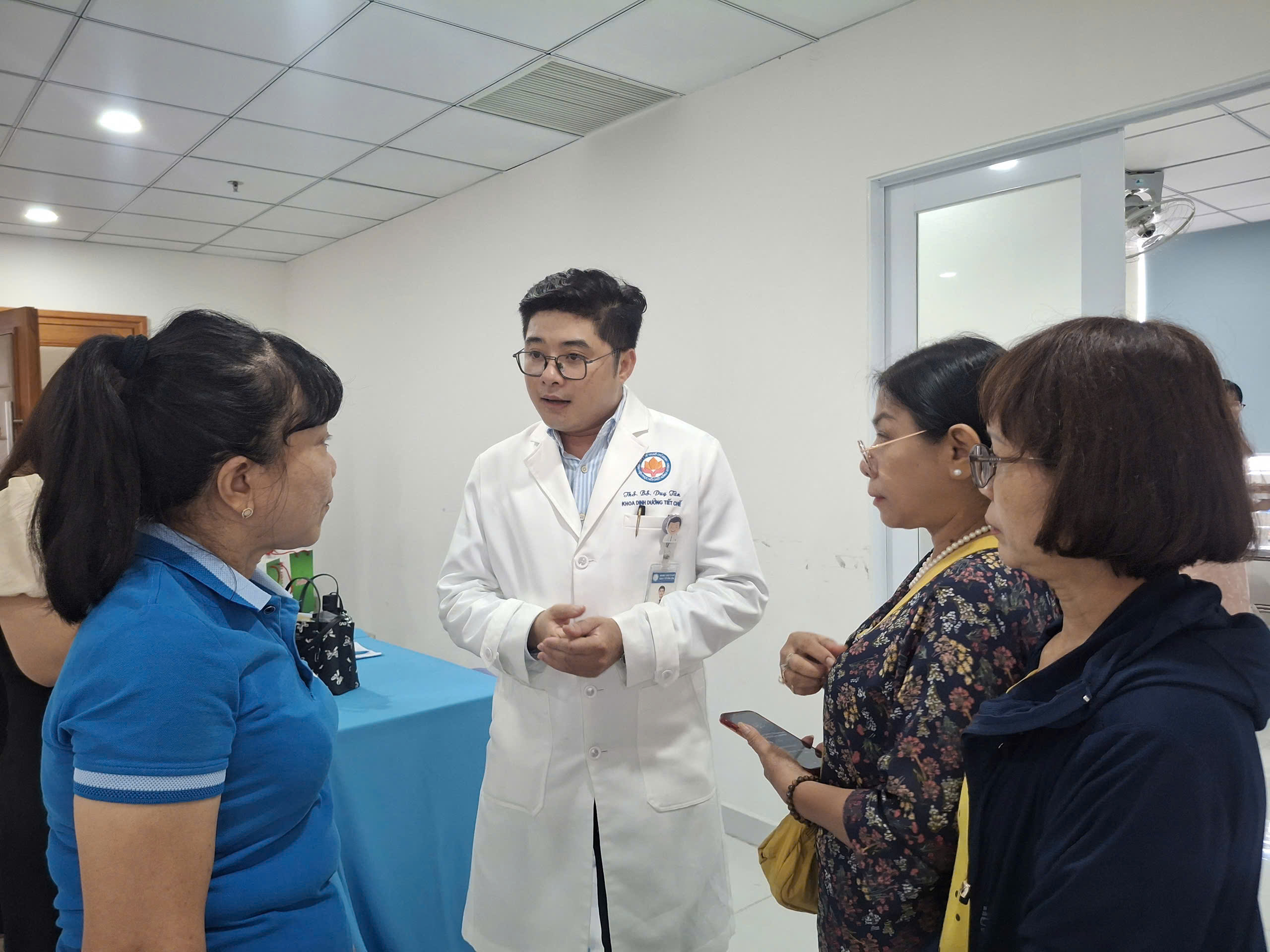 Thêm một địa chỉ khám và tư vấn sức khỏe cho người cao tuổi - Ảnh 1.