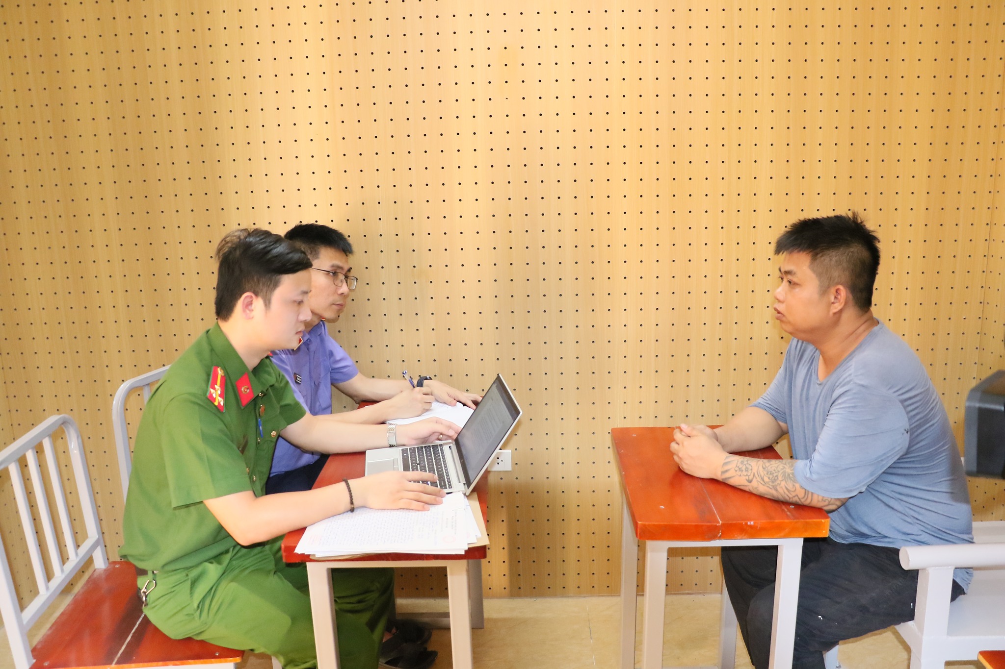 Giả danh ph&oacute;ng vi&ecirc;n thu thập t&agrave;i liệu, h&igrave;nh ảnh lực lượng CSGT để tống tiền - Ảnh 2.
