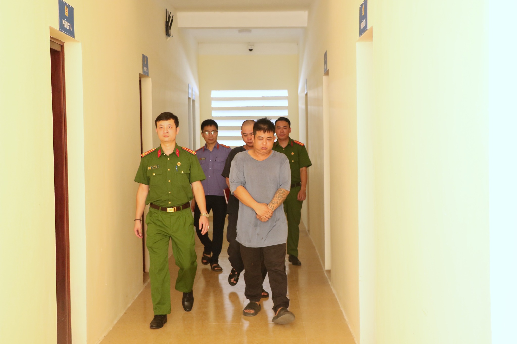 Giả danh ph&oacute;ng vi&ecirc;n thu thập t&agrave;i liệu, h&igrave;nh ảnh lực lượng CSGT để tống tiền - Ảnh 1.