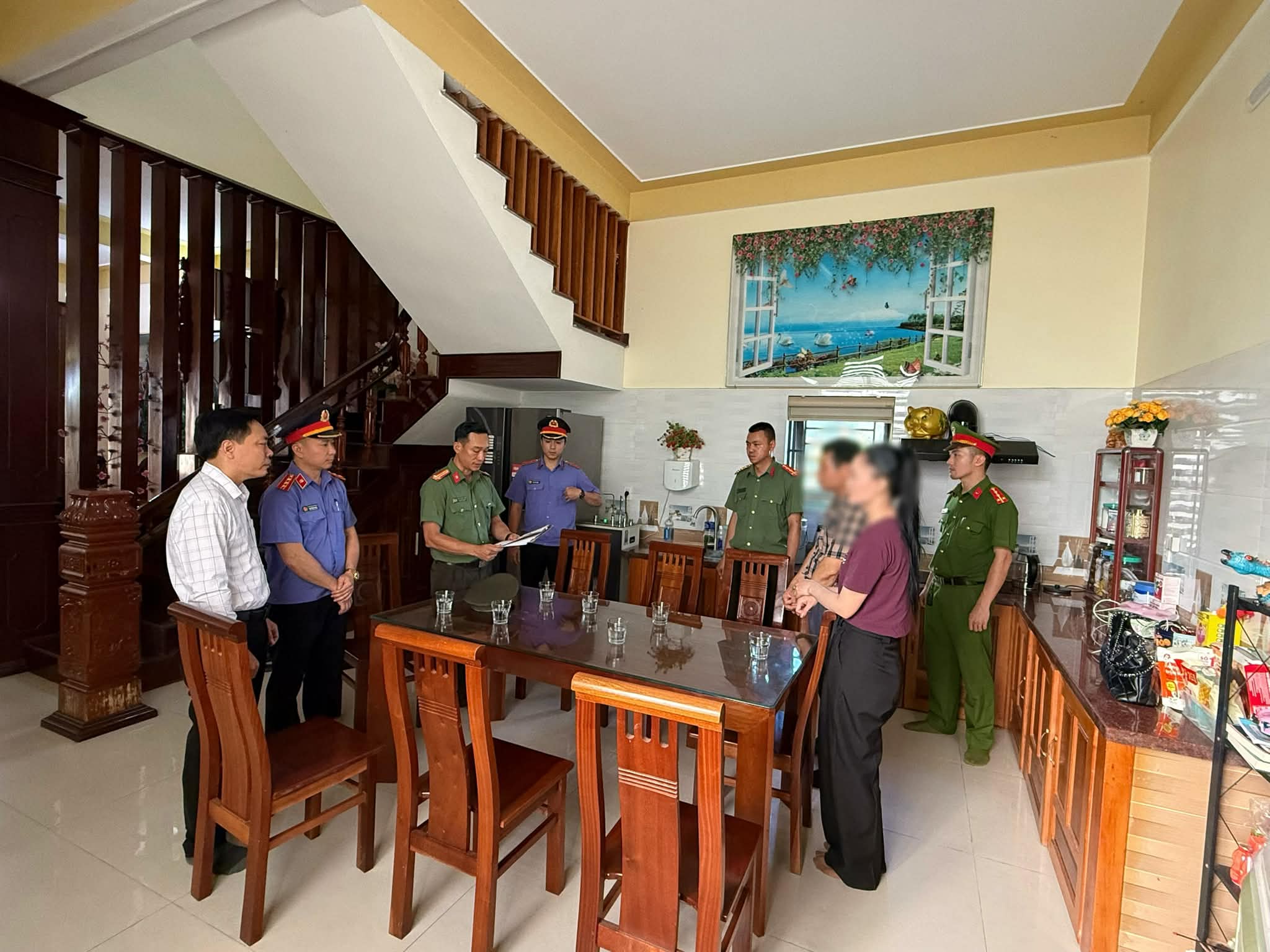 Hiệu trưởng bị khởi tố, bắt tạm giam vì nghi án "nhận hối lộ" - Ảnh 1.
