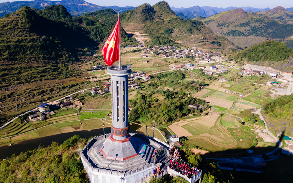 Bay cao cùng non sông gấm vóc