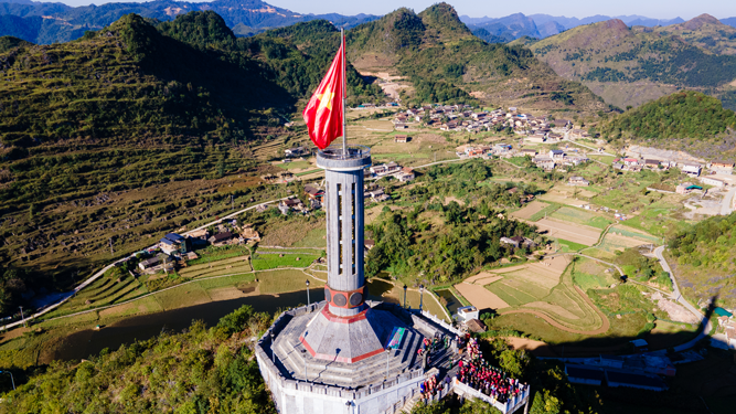 Bay cao c&ugrave;ng non s&ocirc;ng gấm v&oacute;c - Ảnh 1.