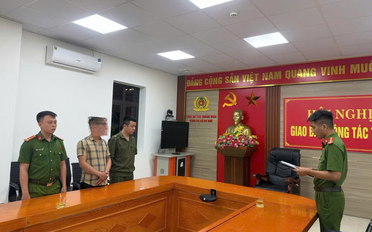 Khởi tố người đàn ông sử dụng chứng chỉ giả để hành nghề lái máy xúc