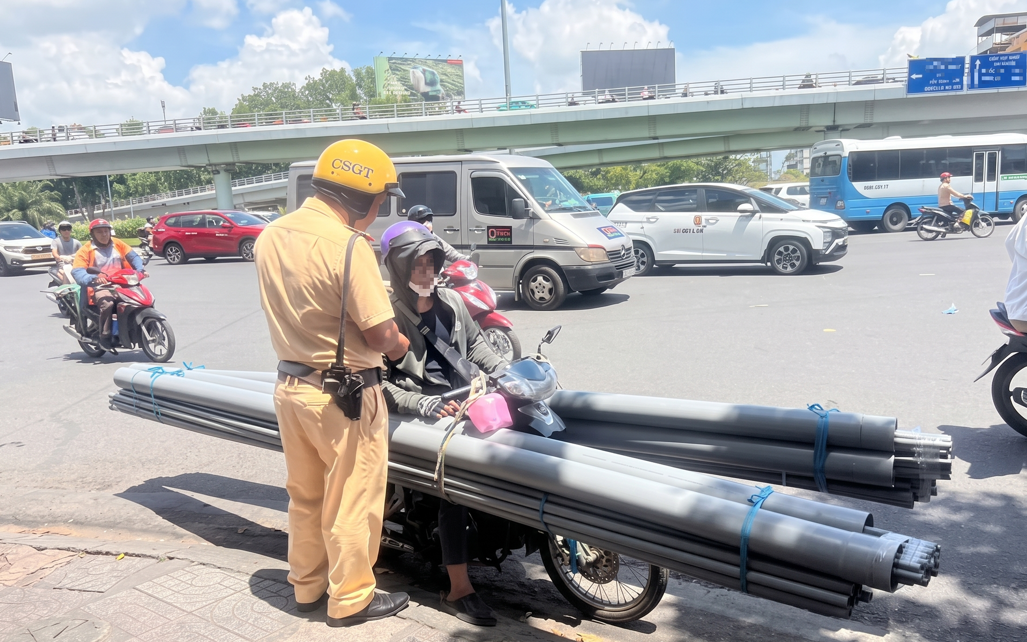 Tai nạn giao th&ocirc;ng TPHCM: Thai phụ 25 tuổi tử vong thương t&acirc;m tr&ecirc;n đường Nguyễn Văn Linh - Ảnh 2.