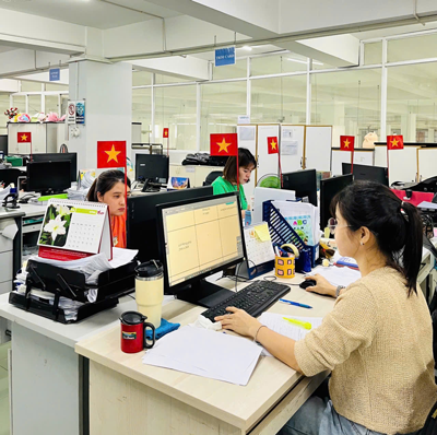 Cờ Tổ quốc tung bay trong khu c&ocirc;ng nghiệp, nh&agrave; xưởng - Ảnh 1.