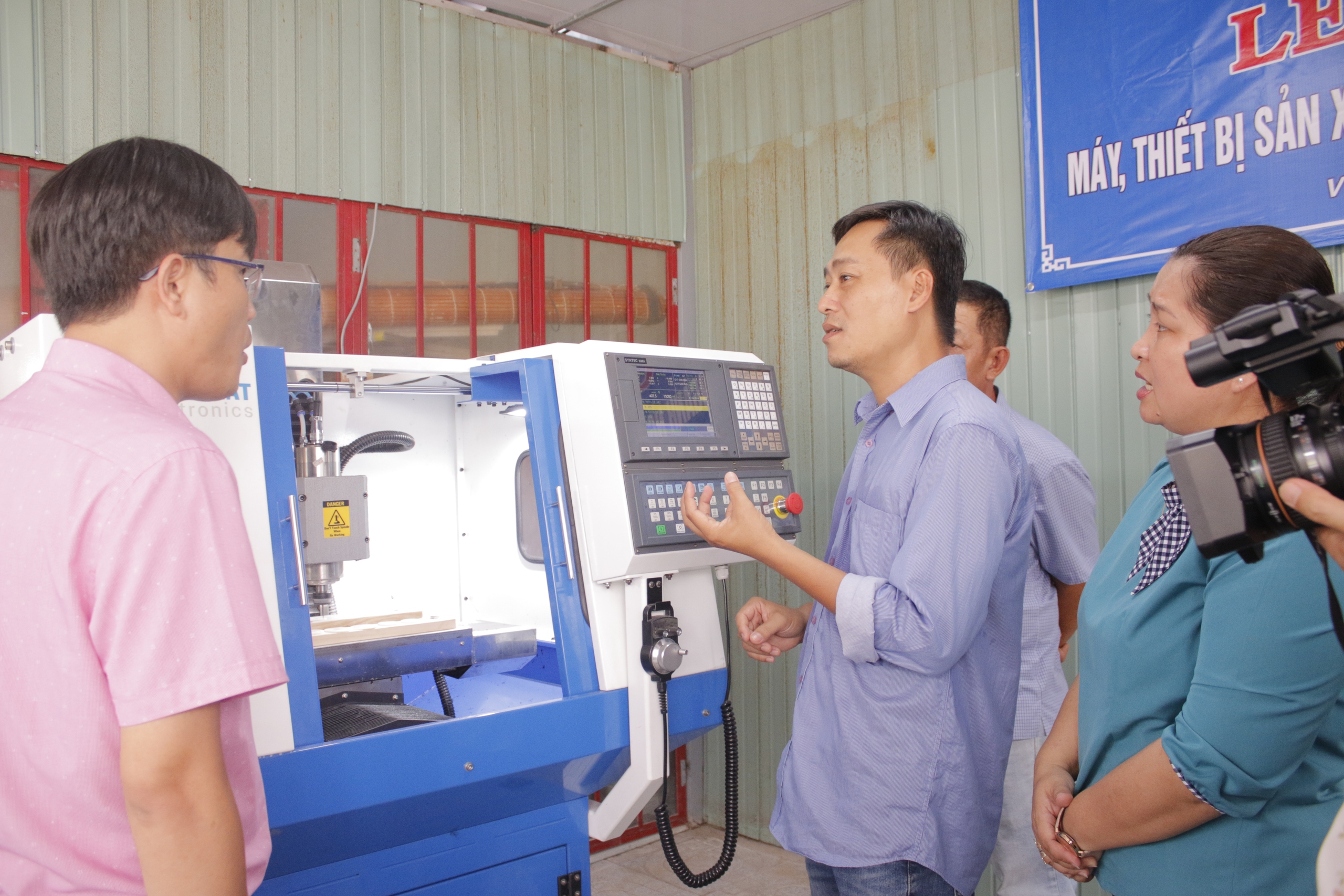 Trao "cần câu" cho người làm nghề nông thôn - Ảnh 2.
