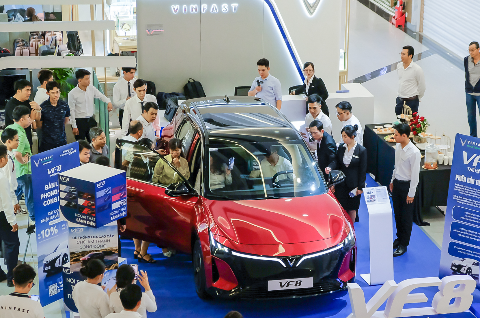 VinFast VF 8 thế hệ mới đạt 12 . 728 Đơn đặt hàng trong 8 ngày mở bán - Ảnh 1.
