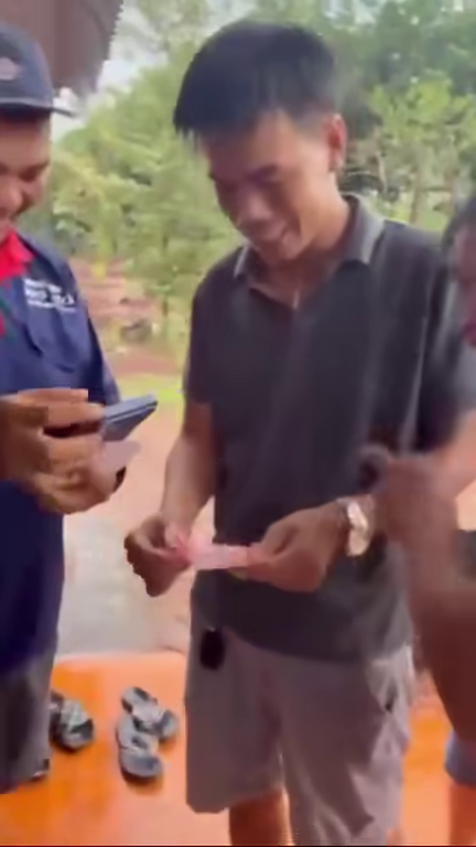 CLIP: Nam thanh niên cắt sầu riêng thuê trúng độc đắc 10 tỉ đồng xổ số miền Nam - Ảnh 2.
