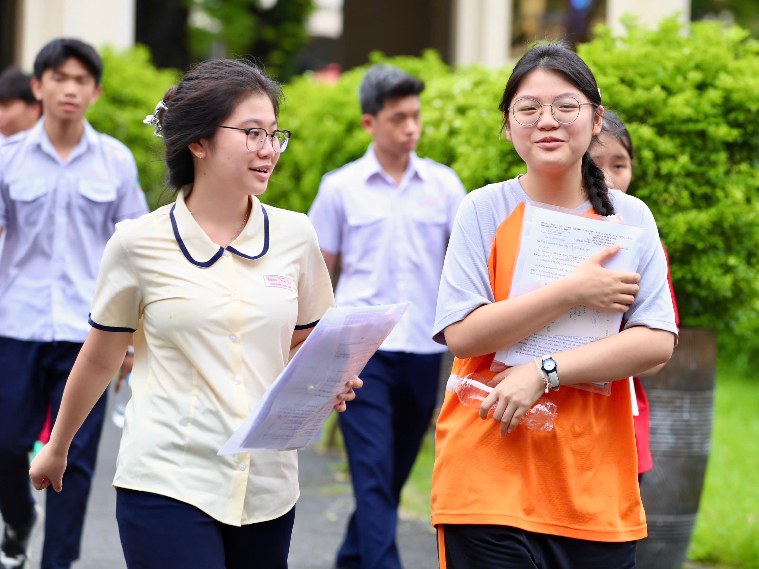 Ngày mai, TPHCM công bố đáp án, thang điểm chấm thi lớp 10: Chính thức chấm thi - Ảnh 1.