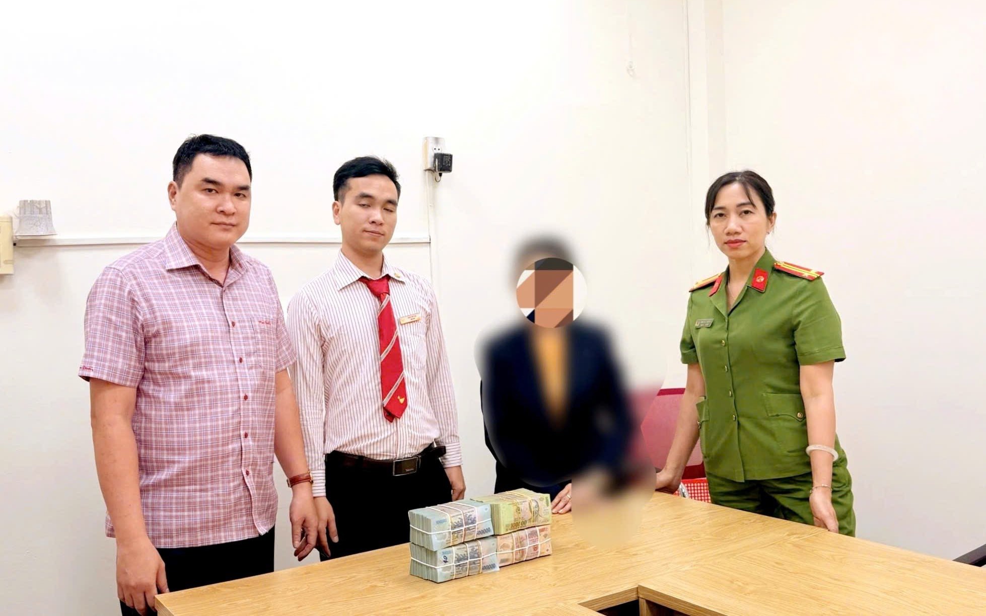 Người phụ nữ ở Đồng Nai bị cuốn vào thủ đoạn "dụ dỗ tình cảm"