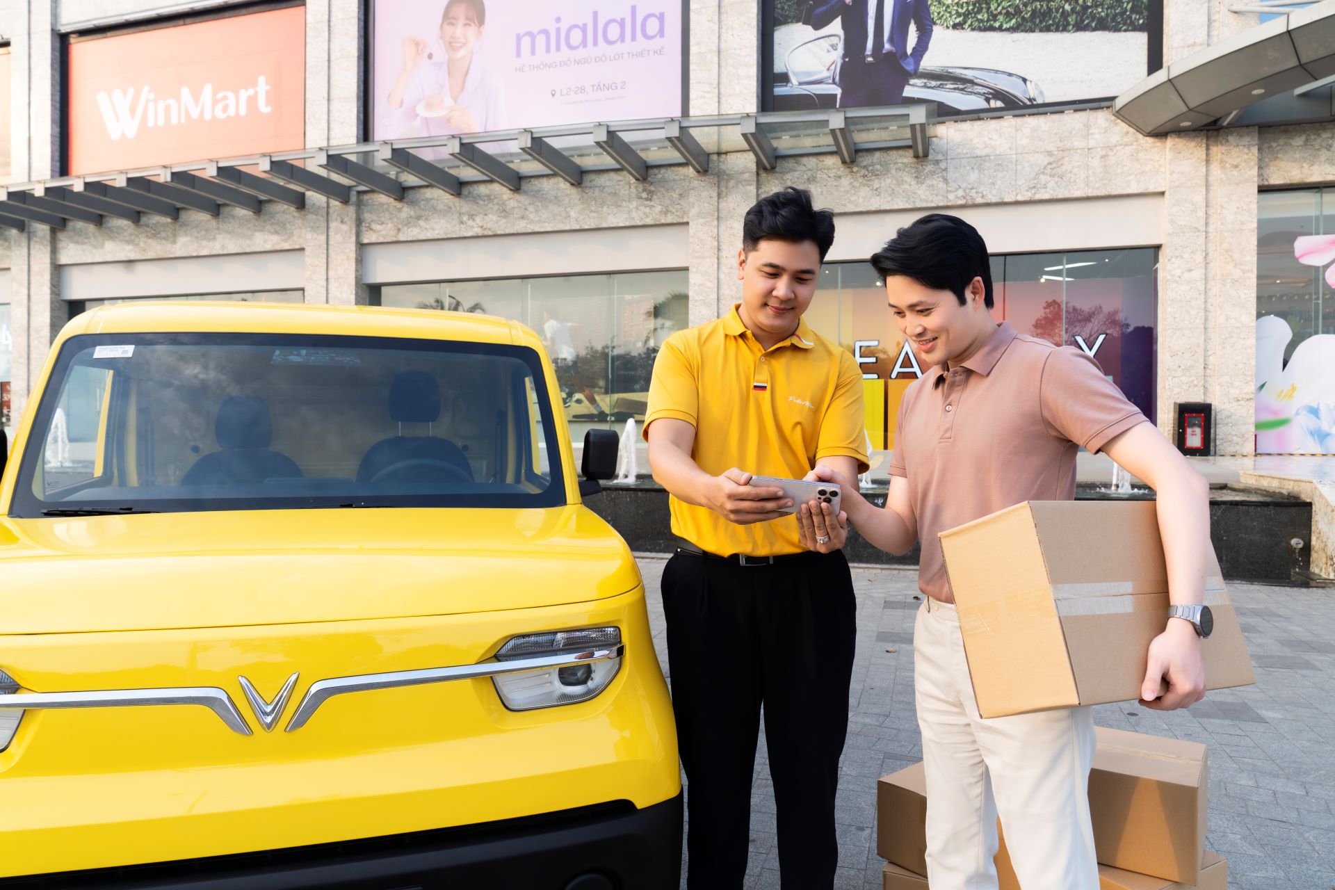 Chủ kinh doanh mê VinFast EC Van: Gọn như xe phố, chở hàng như “lực sĩ” - Ảnh 1.