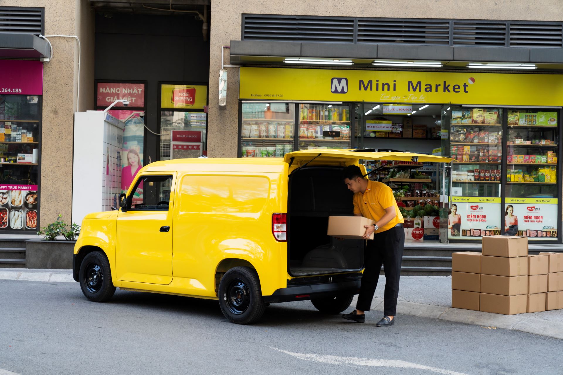 Chủ kinh doanh mê VinFast EC Van: Gọn như xe phố, chở hàng như “lực sĩ” - Ảnh 2.