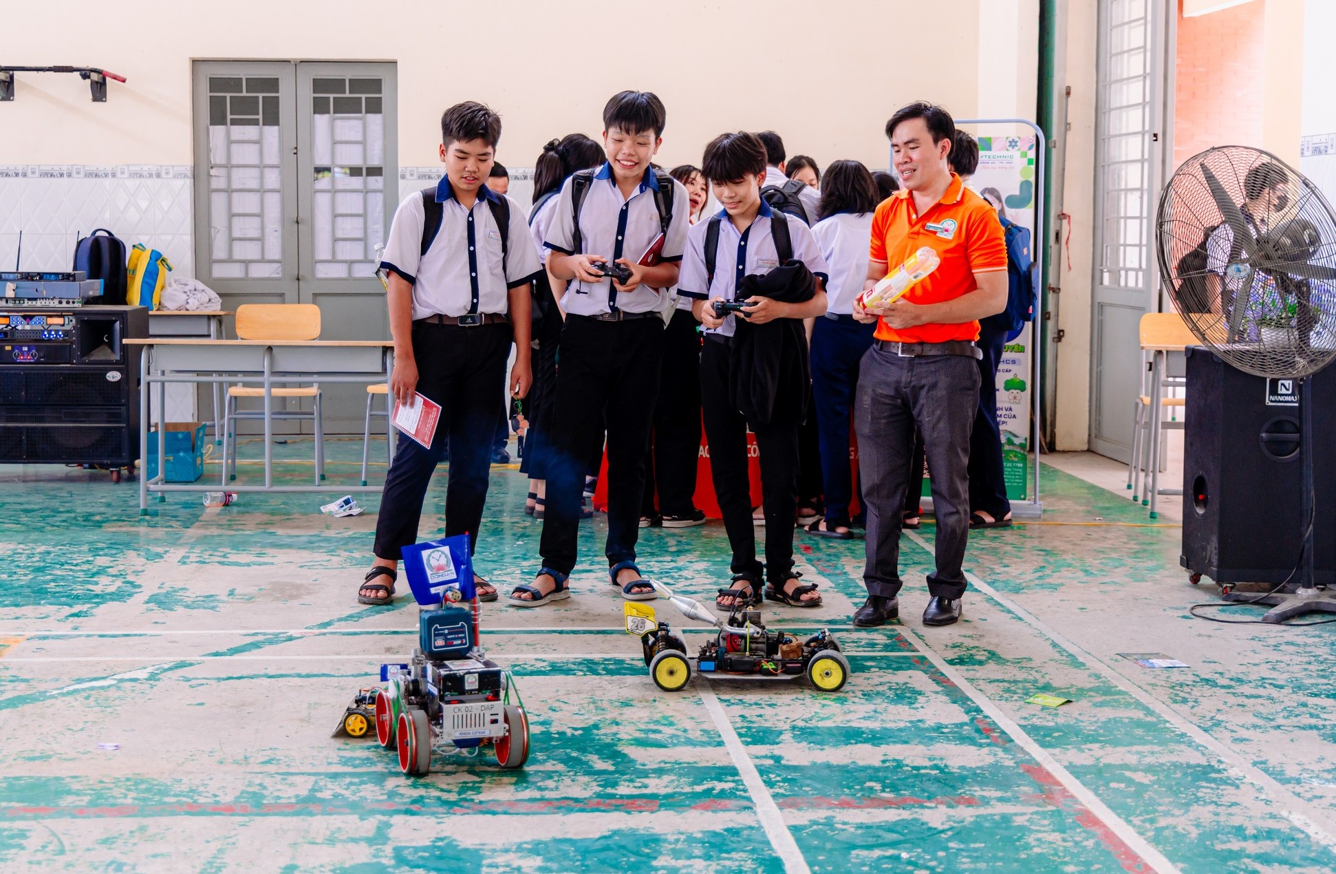 Không vào lớp 10 công lập, học sinh vẫn rộng cửa vào đại học - Ảnh 1.