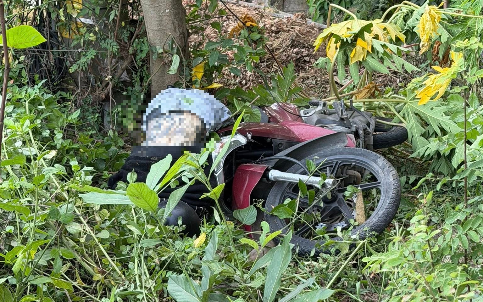 Vụ nam thanh niên chết bên xe máy ở Đà Nẵng: Công an tìm người biết thông tin
