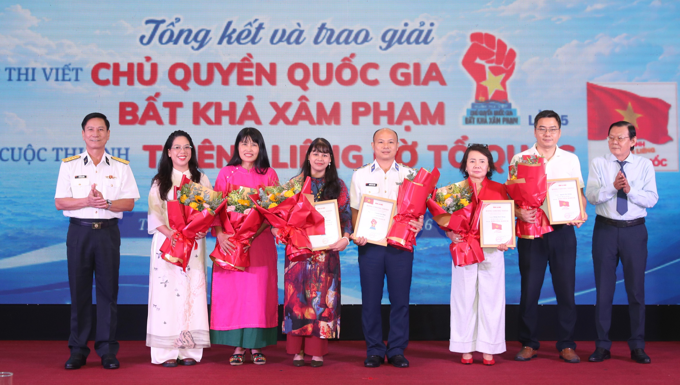 To&agrave;n cảnh Lễ kỷ niệm 7 năm chương tr&igrave;nh Tự h&agrave;o cờ Tổ quốc - Ảnh 27.