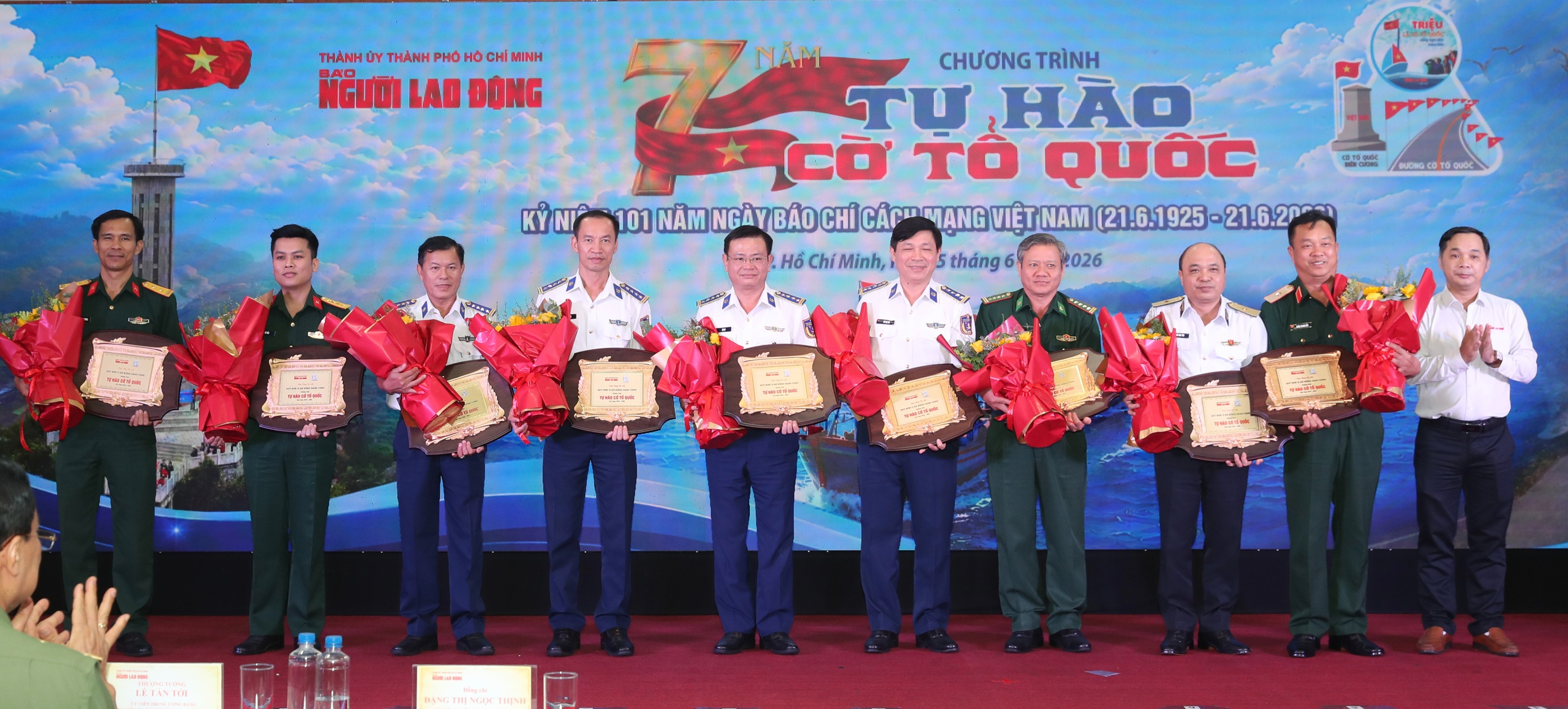 To&agrave;n cảnh Lễ kỷ niệm 7 năm chương tr&igrave;nh Tự h&agrave;o cờ Tổ quốc - Ảnh 30.