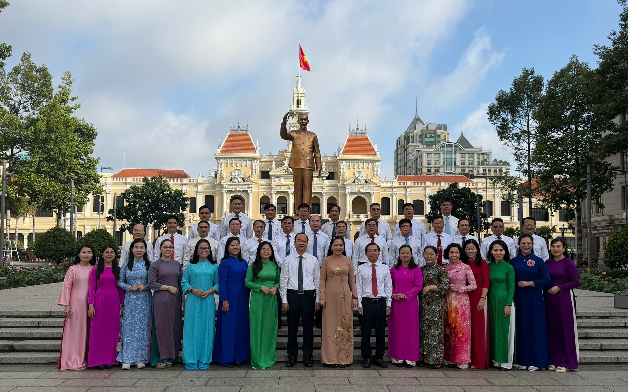 Tuyên dương các tập thể, cá nhân tiêu biểu trong học tập và làm theo lời Bác