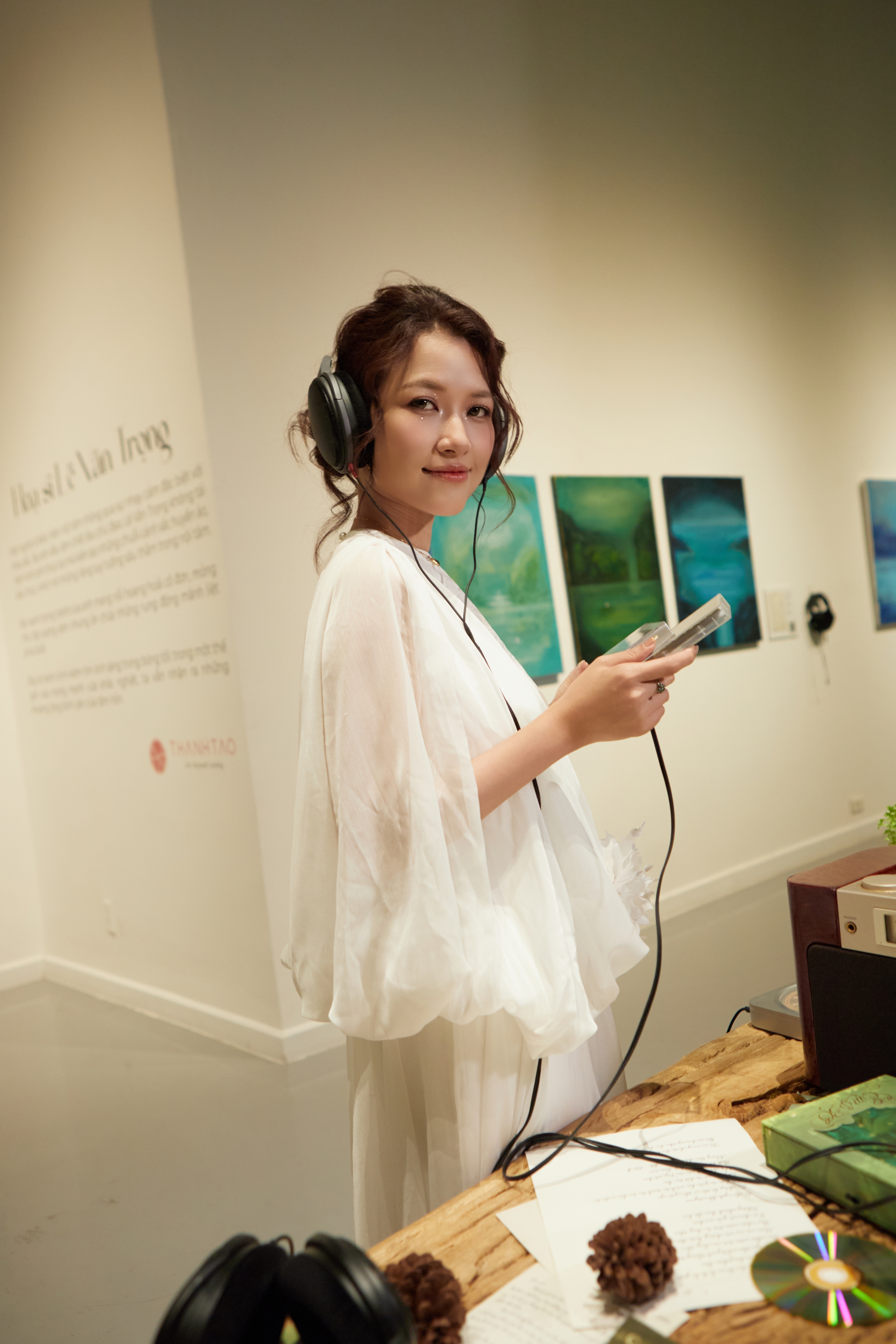 Võ Lê Vy kết hợp âm nhạc và tranh vẽ: 'Hội họa luôn hiện hữu như một cái duyên' - Ảnh 2.