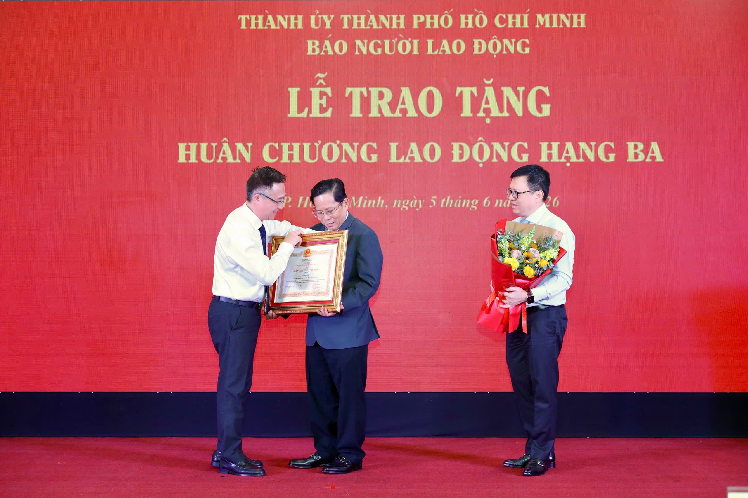 Nh&agrave; b&aacute;o T&ocirc; Đ&igrave;nh Tu&acirc;n vinh dự nhận Hu&acirc;n chương Lao động hạng Ba - Ảnh 1.