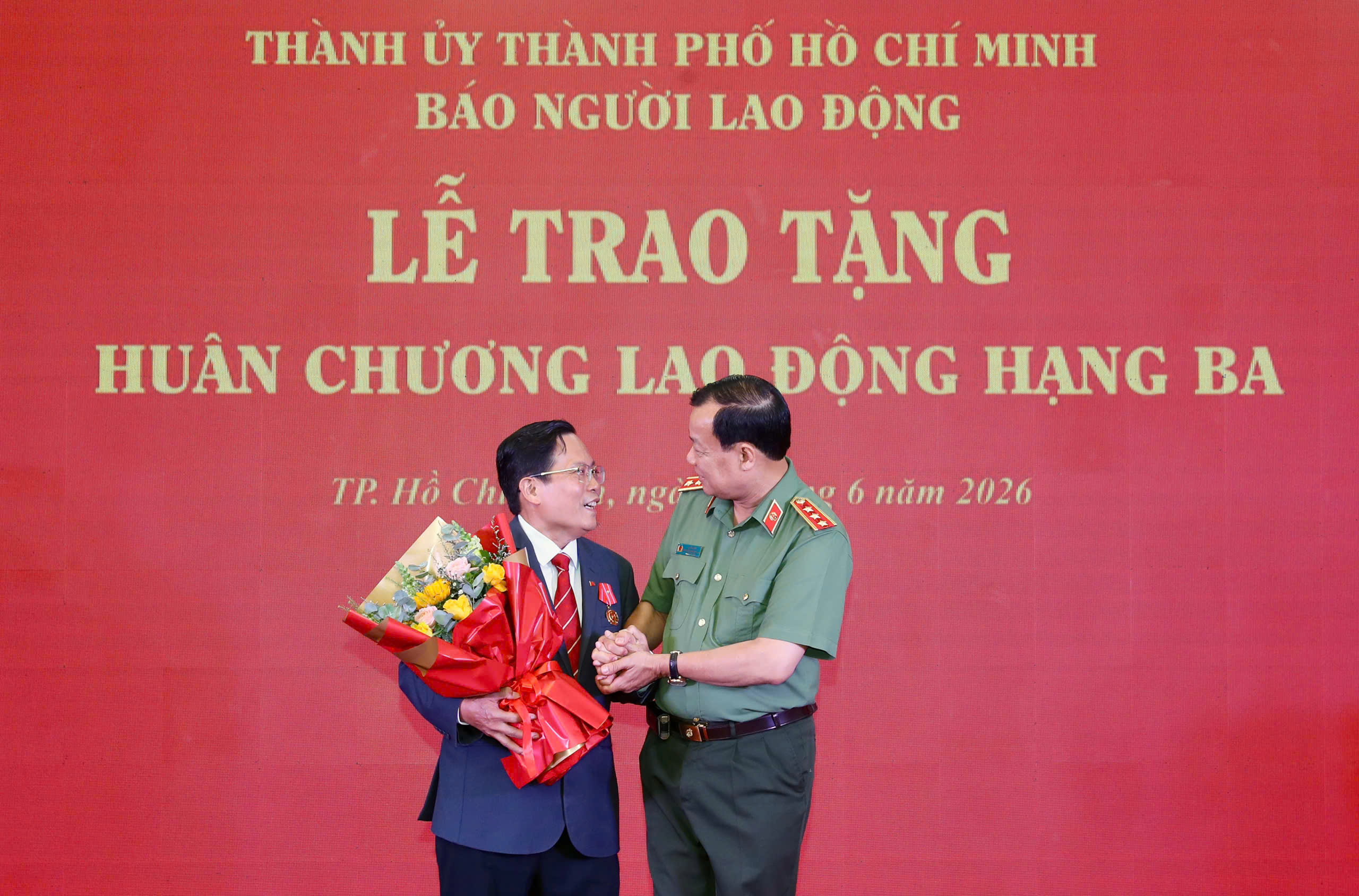 Nh&agrave; b&aacute;o T&ocirc; Đ&igrave;nh Tu&acirc;n vinh dự nhận Hu&acirc;n chương Lao động hạng Ba - Ảnh 3.