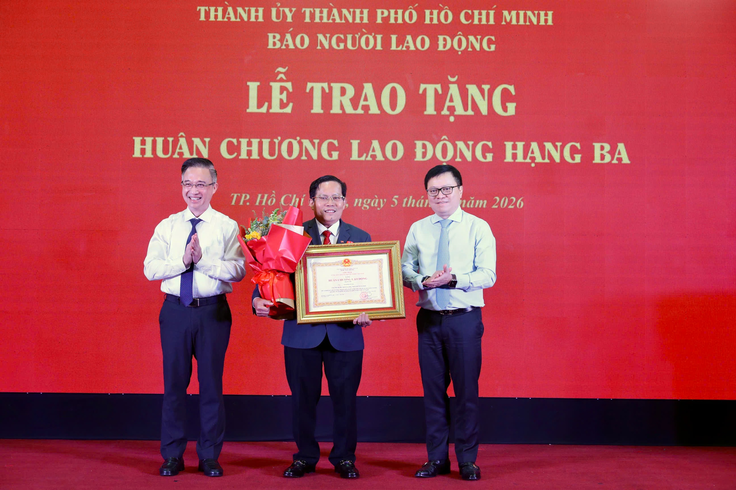 Nh&agrave; b&aacute;o T&ocirc; Đ&igrave;nh Tu&acirc;n vinh dự nhận Hu&acirc;n chương Lao động hạng Ba - Ảnh 2.
