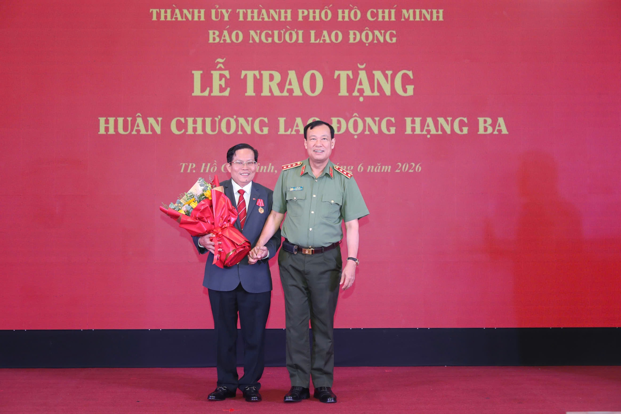 Nh&agrave; b&aacute;o T&ocirc; Đ&igrave;nh Tu&acirc;n vinh dự nhận Hu&acirc;n chương Lao động hạng Ba - Ảnh 4.