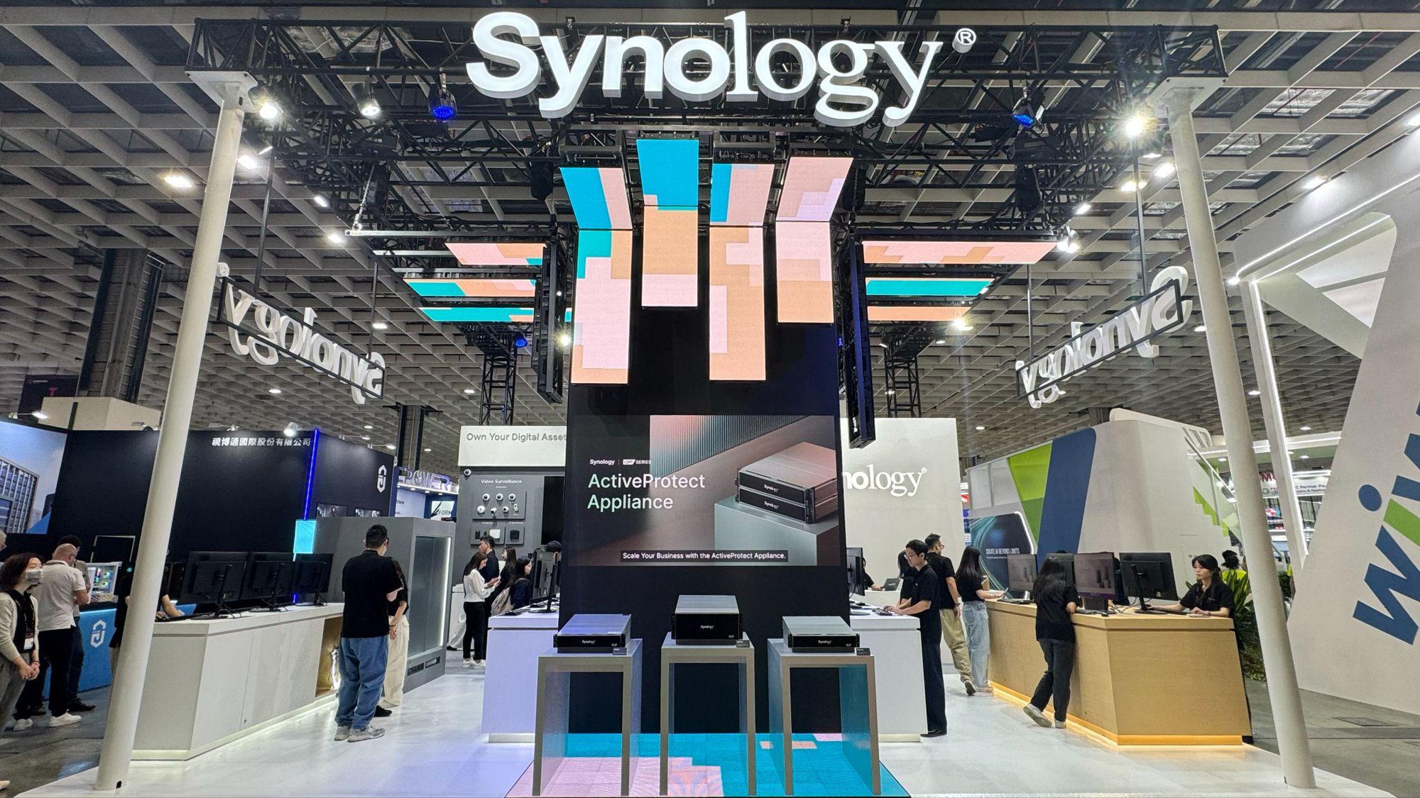 Synology giới thiệu loạt giải ph&aacute;p AI, bảo vệ dữ liệu v&agrave; quản trị hạ tầng tại COMPUTEX 2026 - Ảnh 1.