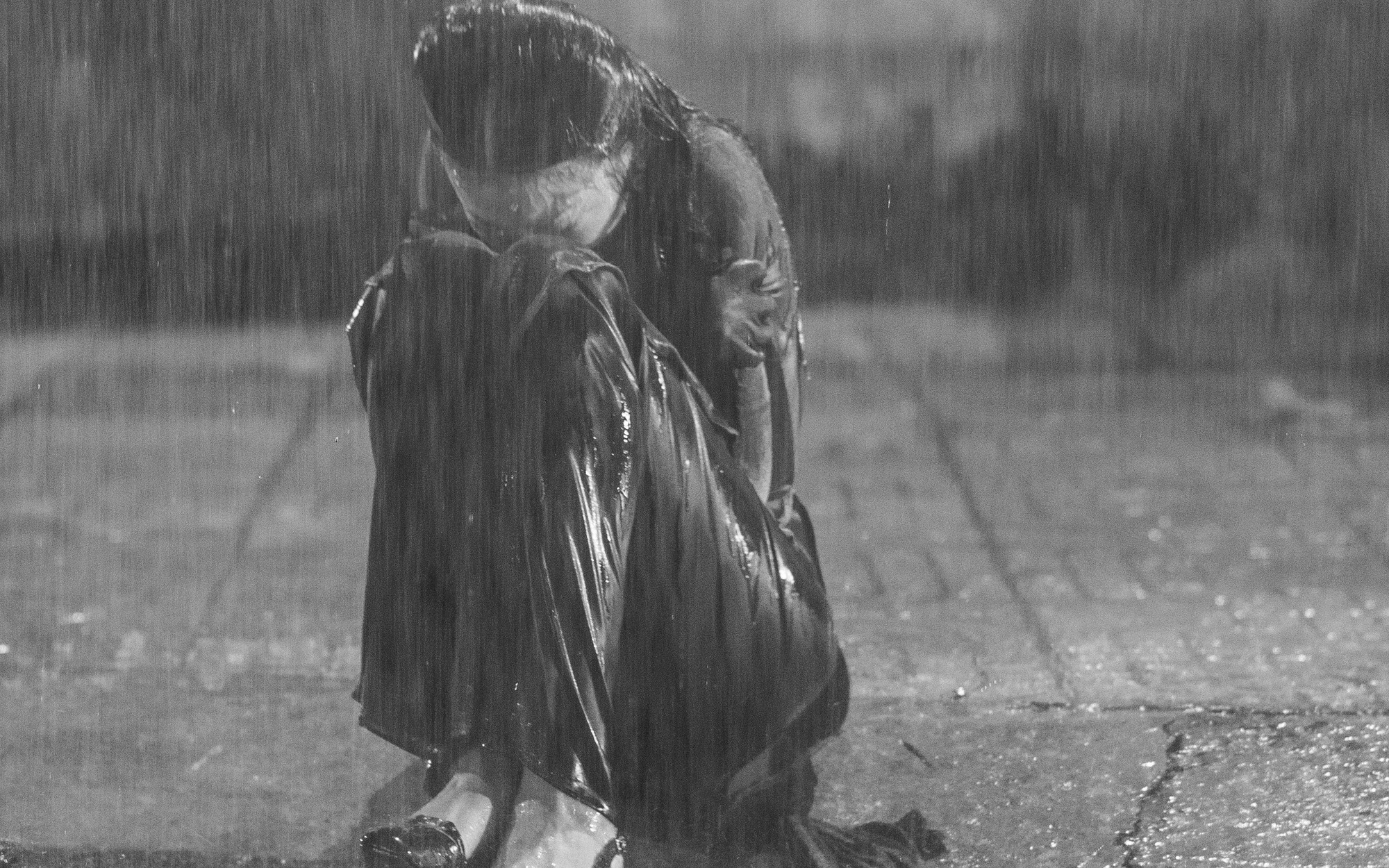 Lý do gì khiến siêu mẫu Thanh Hằng phải ngồi bệt vỉa hè, khóc nghẹn dưới mưa tầm tã