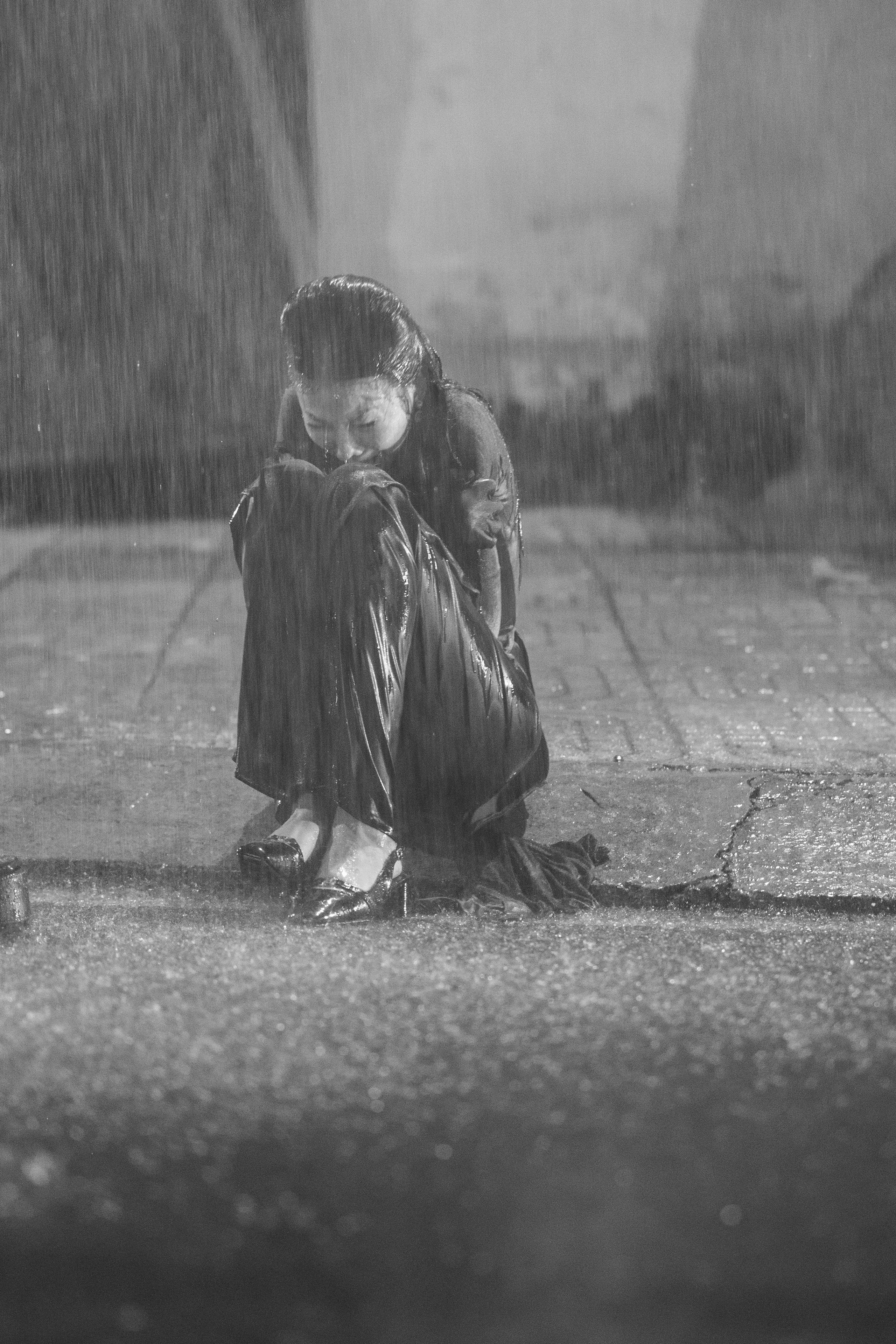 Lý do gì khiến "nhất phẩm làng mẫu" Thanh Hằng phải ngồi bệt vỉa hè, khóc nghẹn dưới mưa tầm tã lúc rạng sáng? - Ảnh 3.