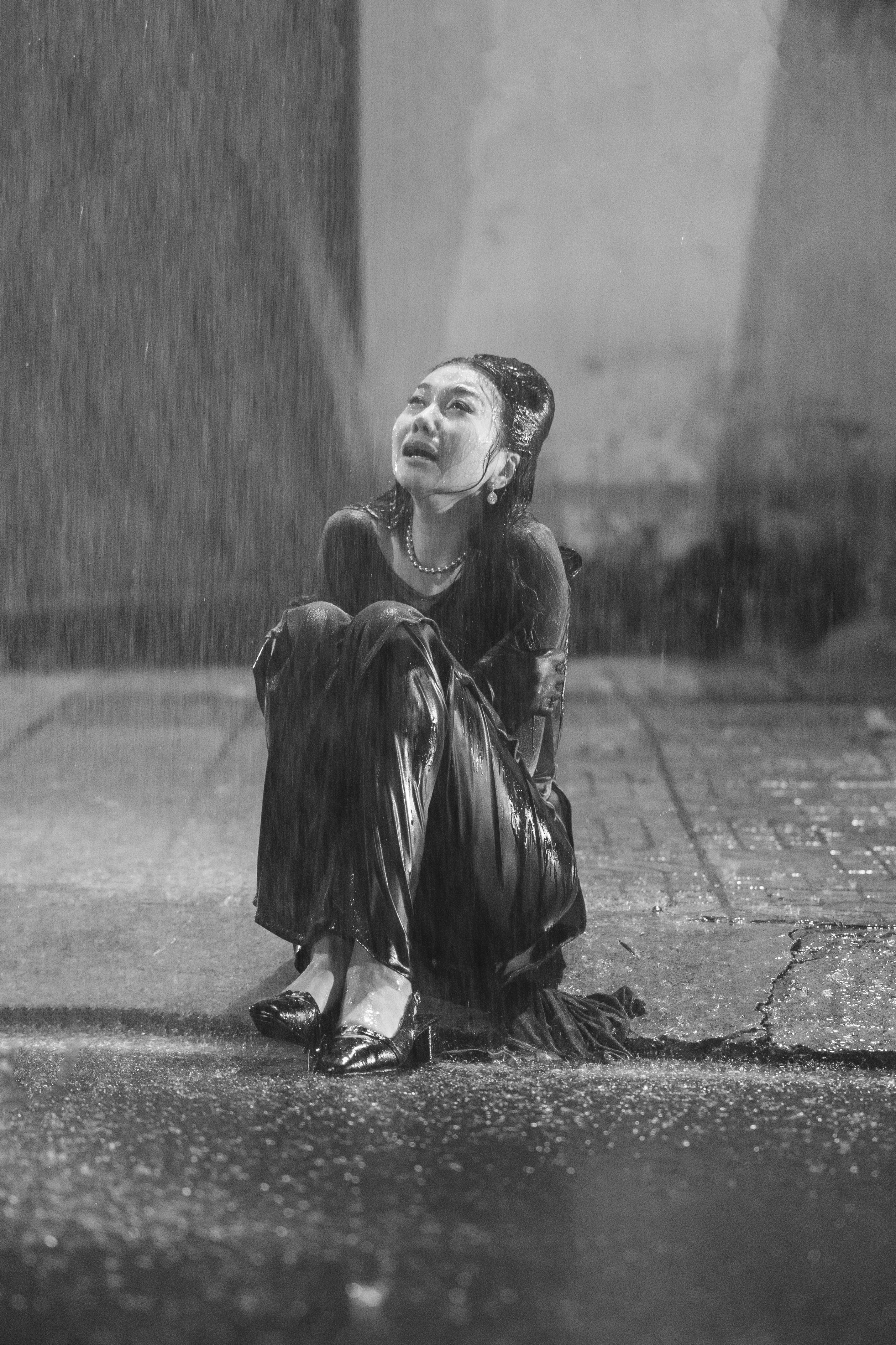 Lý do gì khiến "nhất phẩm làng mẫu" Thanh Hằng phải ngồi bệt vỉa hè, khóc nghẹn dưới mưa tầm tã lúc rạng sáng? - Ảnh 1.
