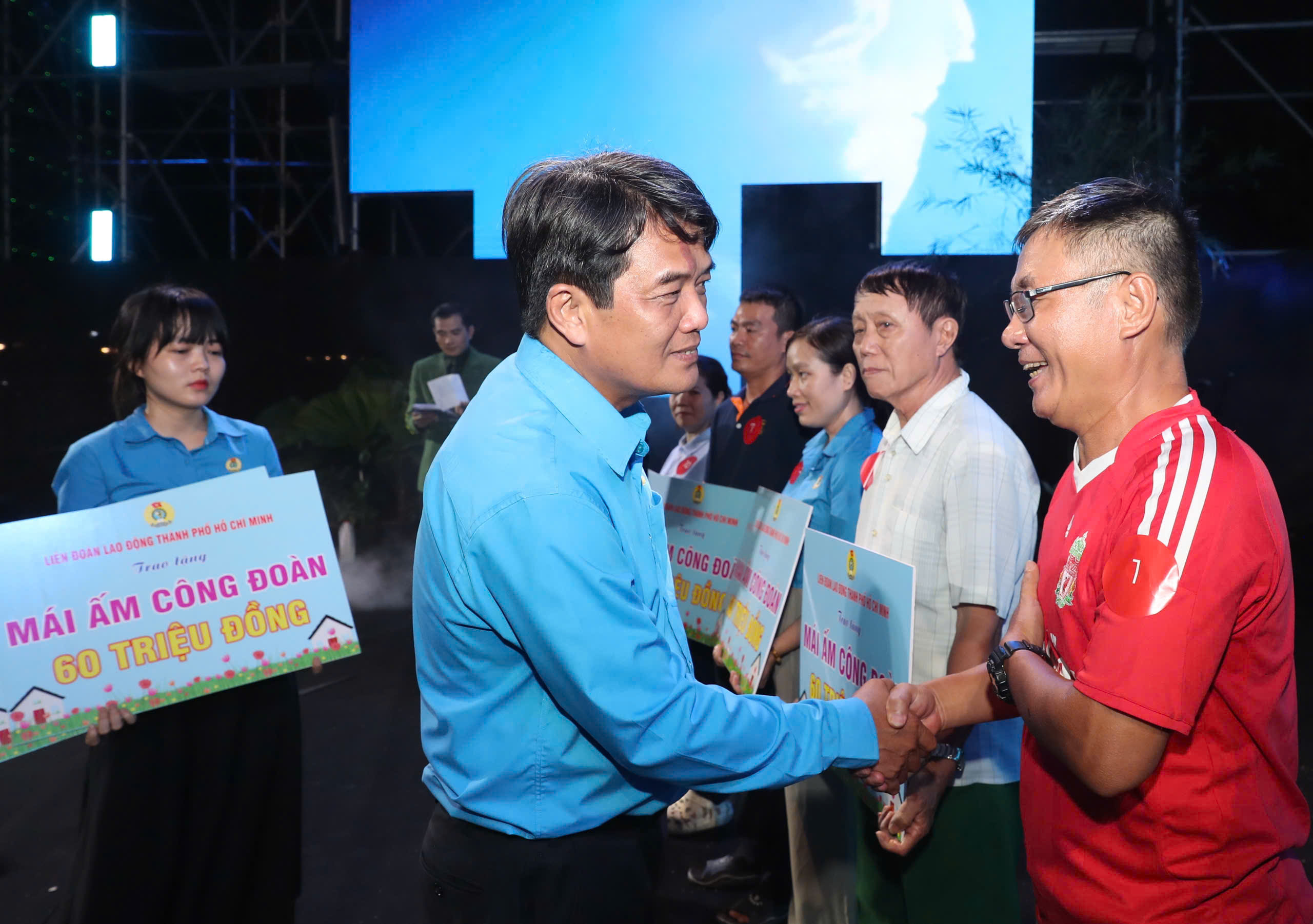 Chủ tịch LĐLĐ TPHCM B&ugrave;i Thanh Nh&acirc;n được bầu v&agrave;o Ban Thường vụ Tổng LĐLĐ Việt Nam kh&oacute;a mới - Ảnh 11.
