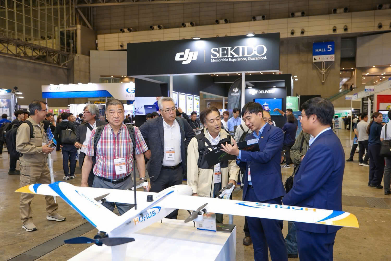 Doanh nghiệp Việt tr&igrave;nh l&agrave;ng loạt UAV &ldquo;made in Vietnam&rdquo; tại Nhật Bản - Ảnh 2.