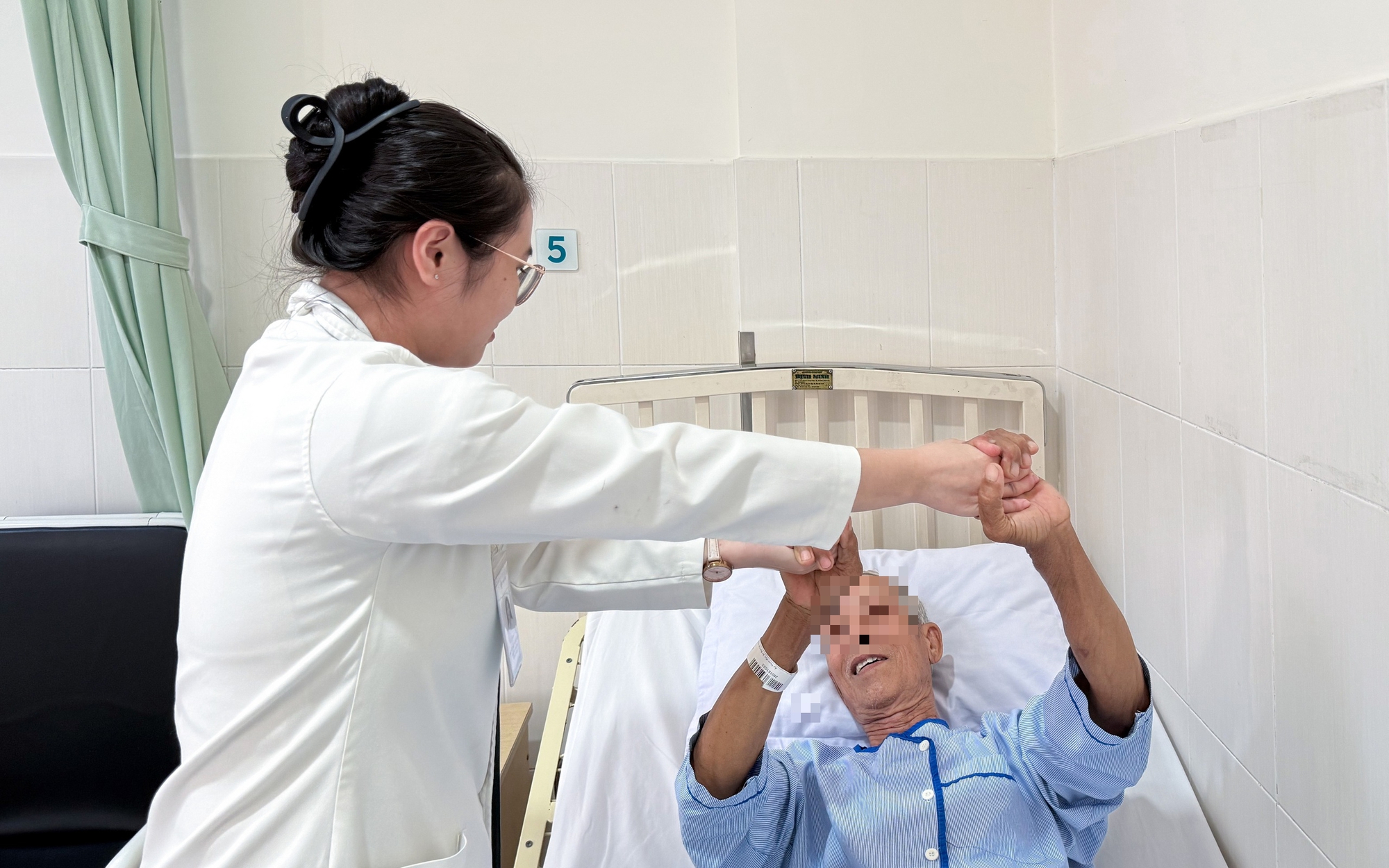 Cụ ông ở Cần Thơ thoát chết nhờ được đưa đến bệnh viện trong “giờ vàng”