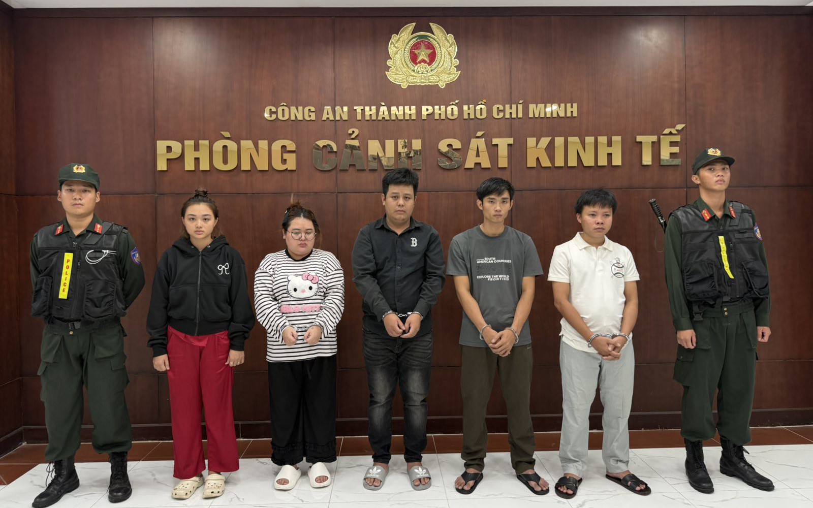 Công an TPHCM bắt vợ chồng chủ xưởng giày cùng 3 nhân viên