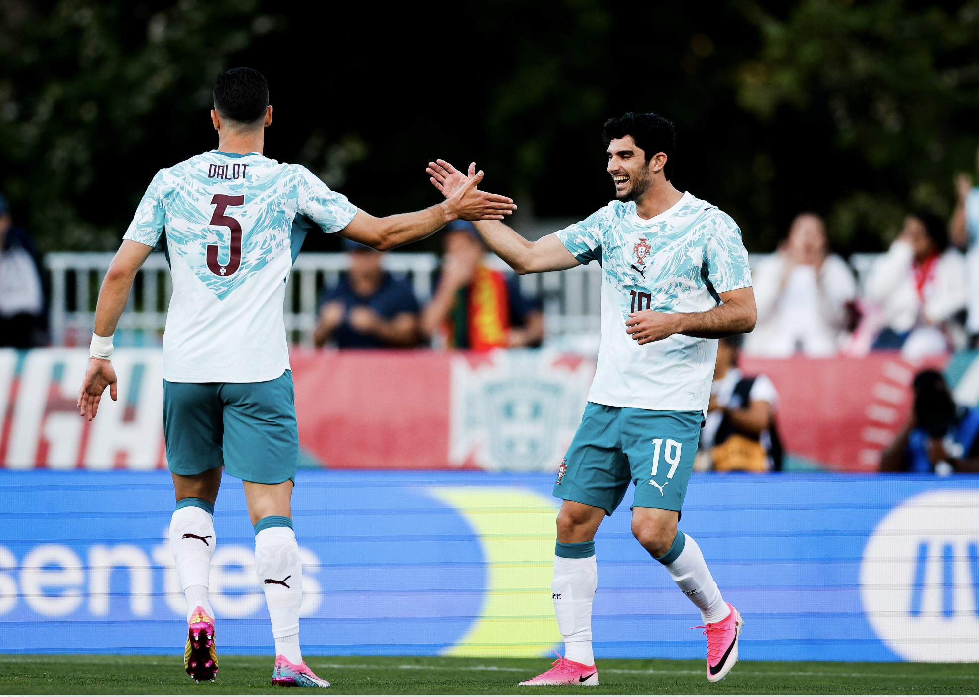 Bruno Fernandes ghi b&agrave;n, Bồ Đ&agrave;o Nha thắng Chile trước thềm World Cup - Ảnh 4.