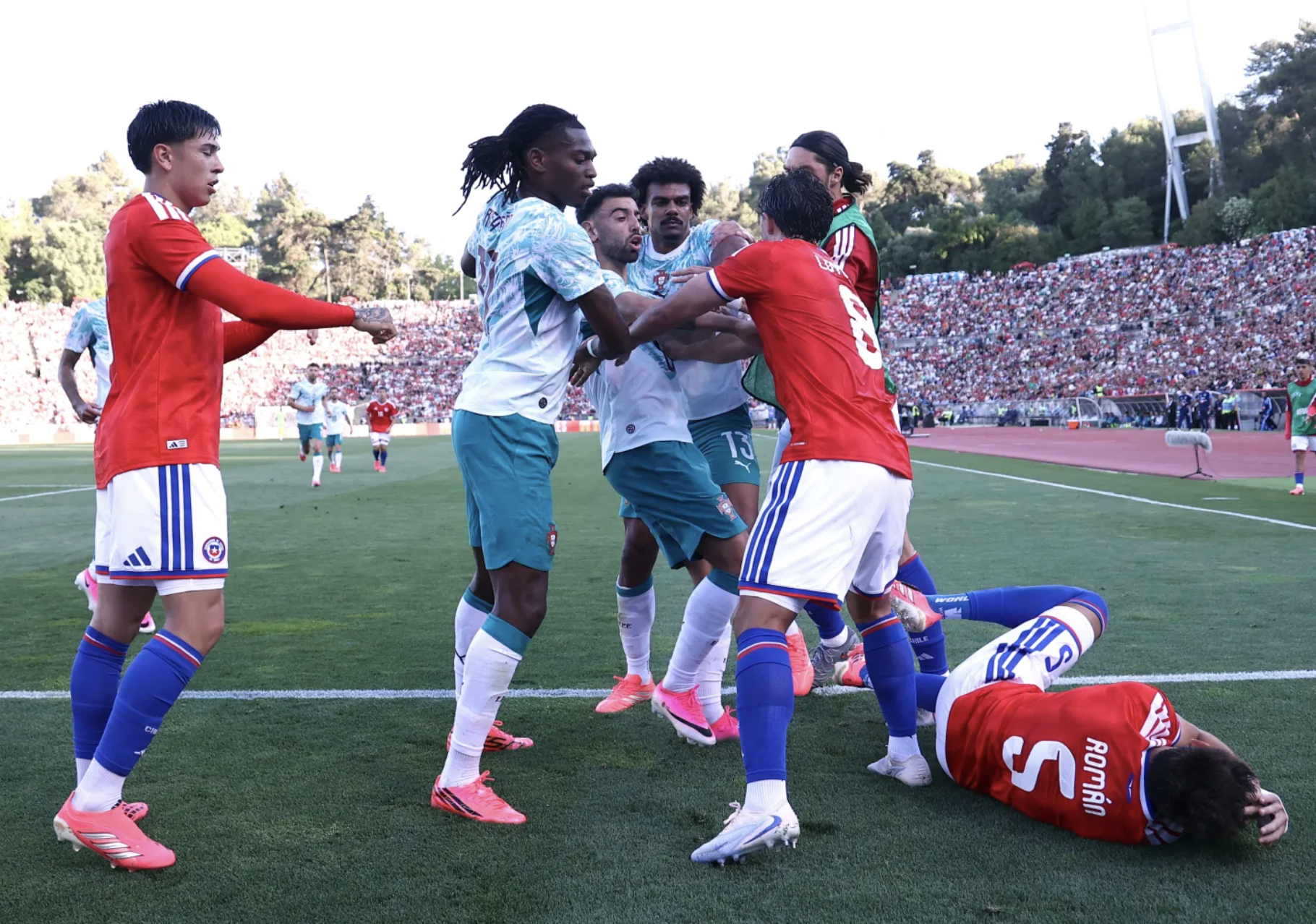 Bruno Fernandes ghi b&agrave;n, Bồ Đ&agrave;o Nha thắng Chile trước thềm World Cup - Ảnh 1.