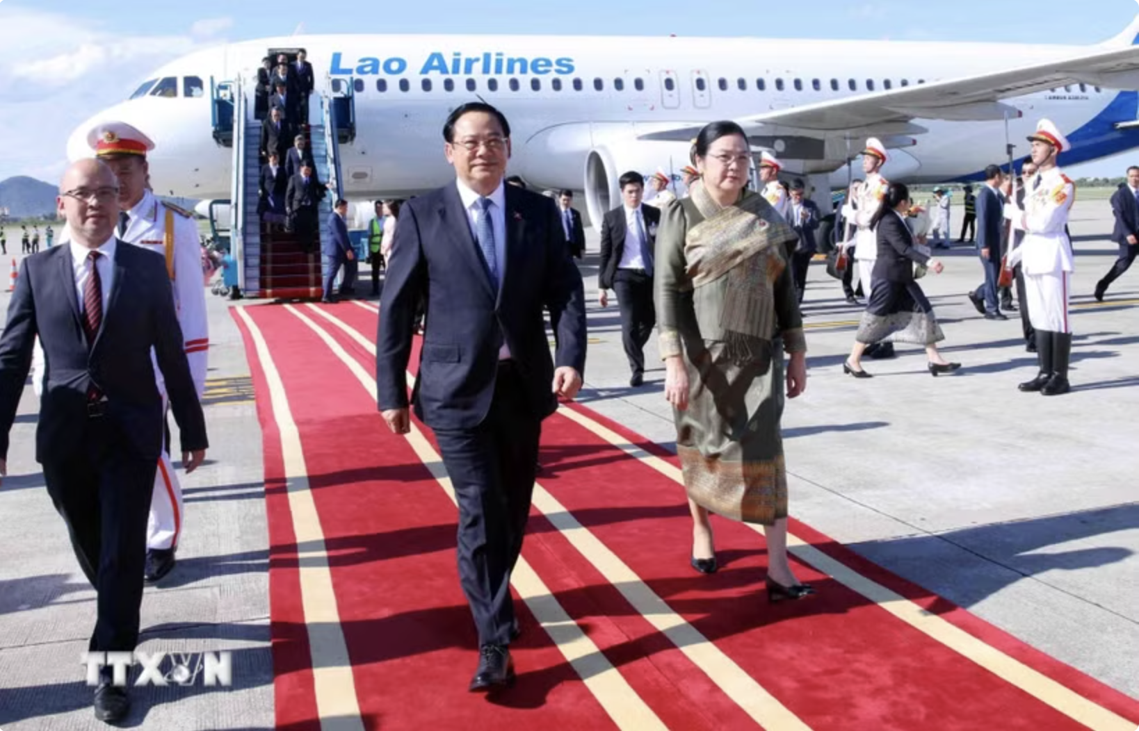 Thủ tướng L&agrave;o Sonexay Siphandone đến H&agrave; Nội, bắt đầu thăm ch&iacute;nh thức Việt Nam v&agrave; dự AFF 2026 - Ảnh 1.