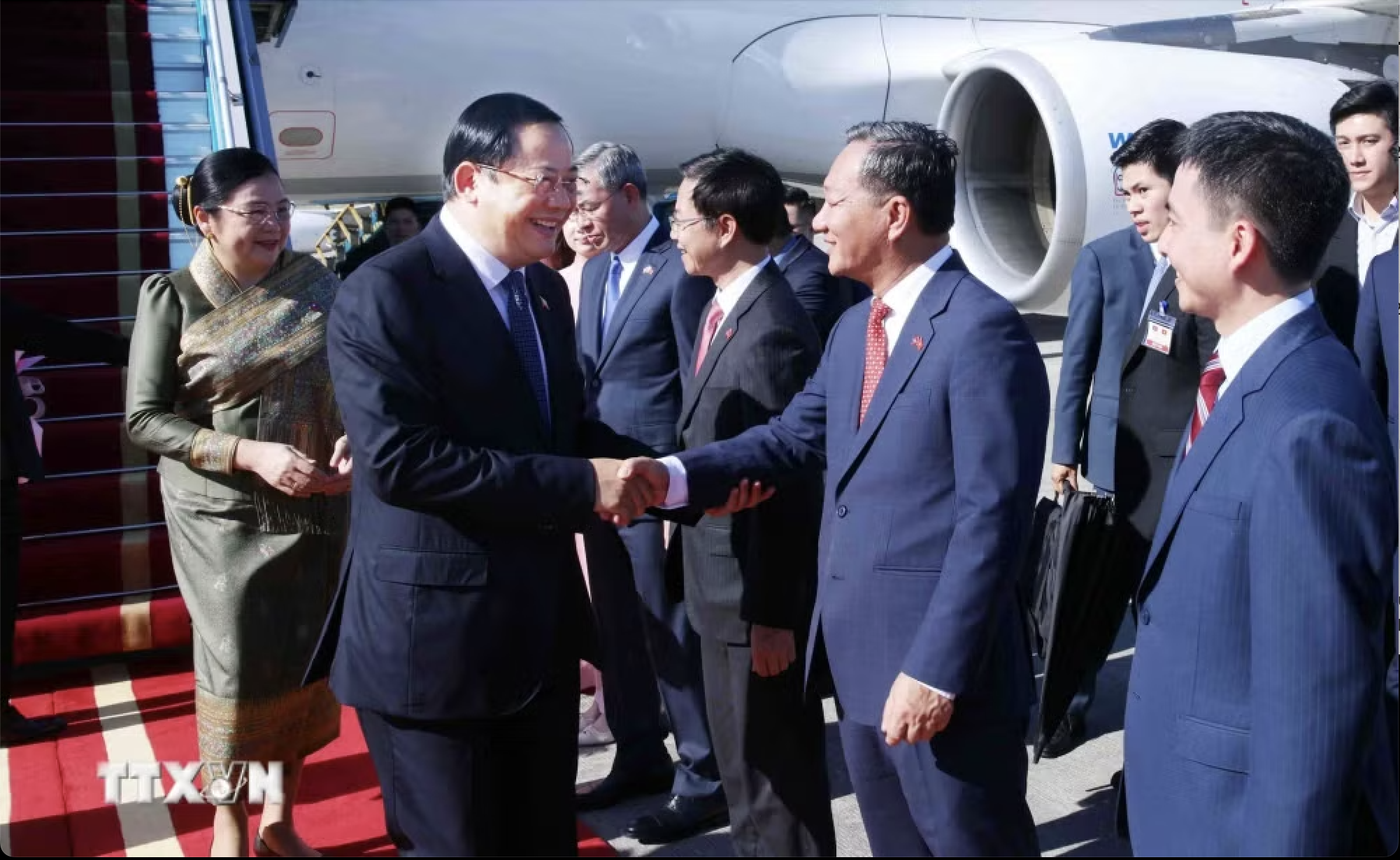 Thủ tướng L&agrave;o Sonexay Siphandone đến H&agrave; Nội, bắt đầu thăm ch&iacute;nh thức Việt Nam v&agrave; dự AFF 2026 - Ảnh 4.