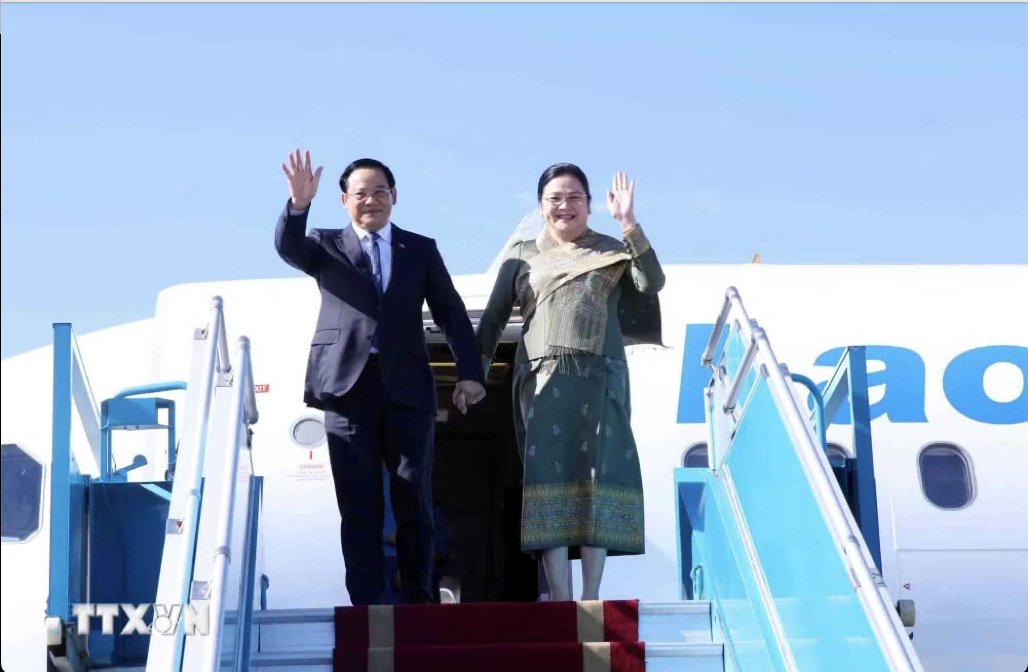 Thủ tướng L&agrave;o Sonexay Siphandone đến H&agrave; Nội, bắt đầu thăm ch&iacute;nh thức Việt Nam v&agrave; dự AFF 2026 - Ảnh 2.