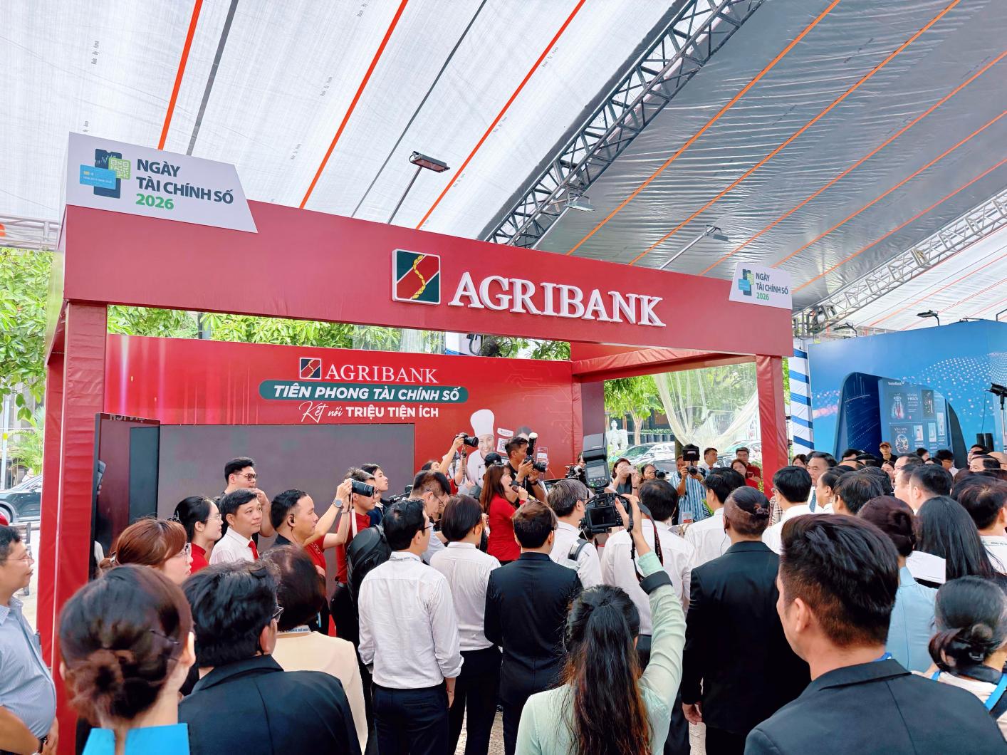 Ấn tượng với hệ sinh th&aacute;i số Agribank tại Ng&agrave;y t&agrave;i ch&iacute;nh số 2026 - Ảnh 1.