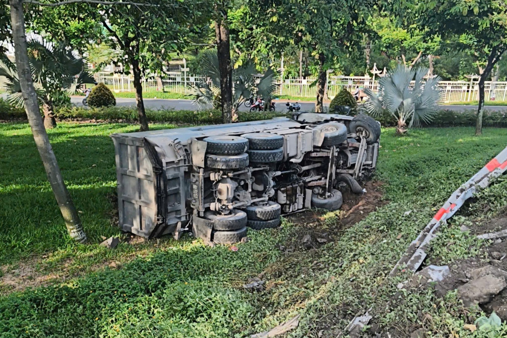 Lật xe ben khi tài xế đang ôm cua ở TPHCM - Ảnh 2.