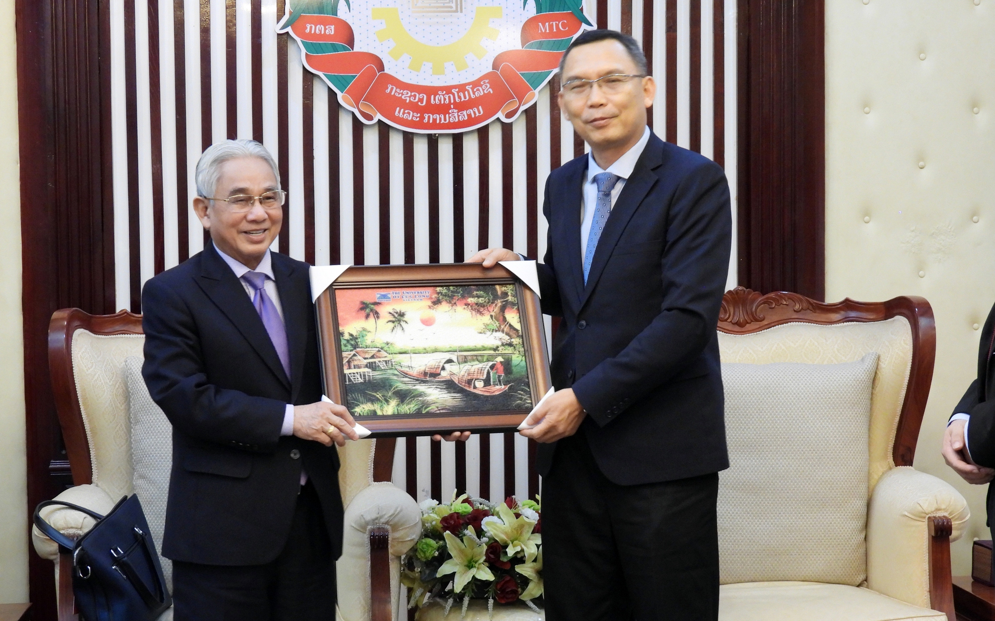 Trường Đại học Cửu Long làm việc với Bộ Công nghệ và Truyền thông Lào