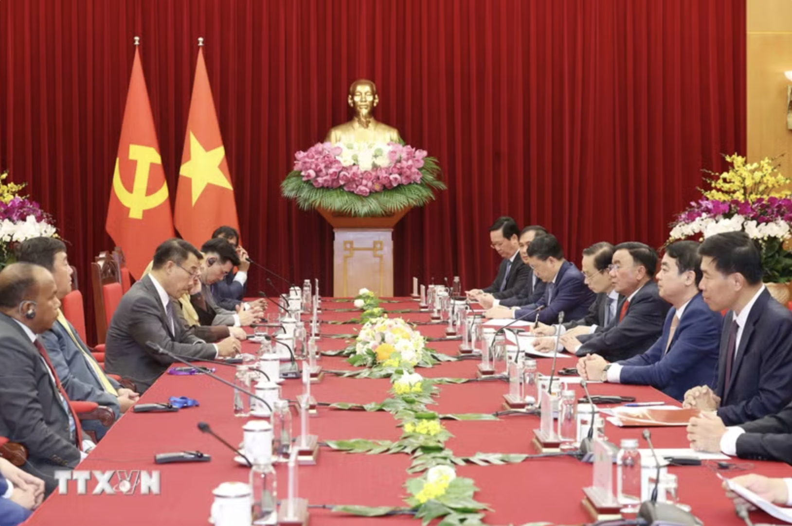 Thường trực Ban B&iacute; thư Trần Cẩm T&uacute; tiếp c&aacute;c ch&iacute;nh đảng c&aacute;c nước Đ&ocirc;ng Nam &Aacute; - Ảnh 1.