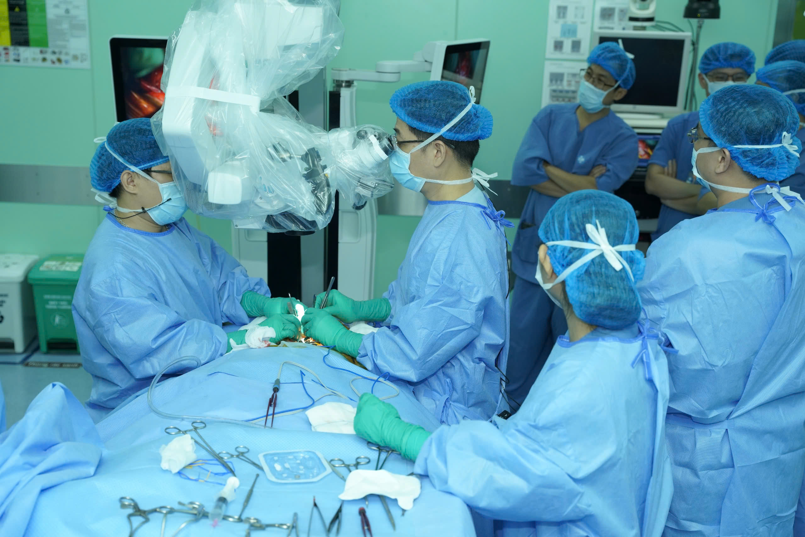 NGƯỜI THẦY THUỐC TRONG TÔI: Cuộc phẫu thuật giữa những lời đối thoại - Ảnh 1.