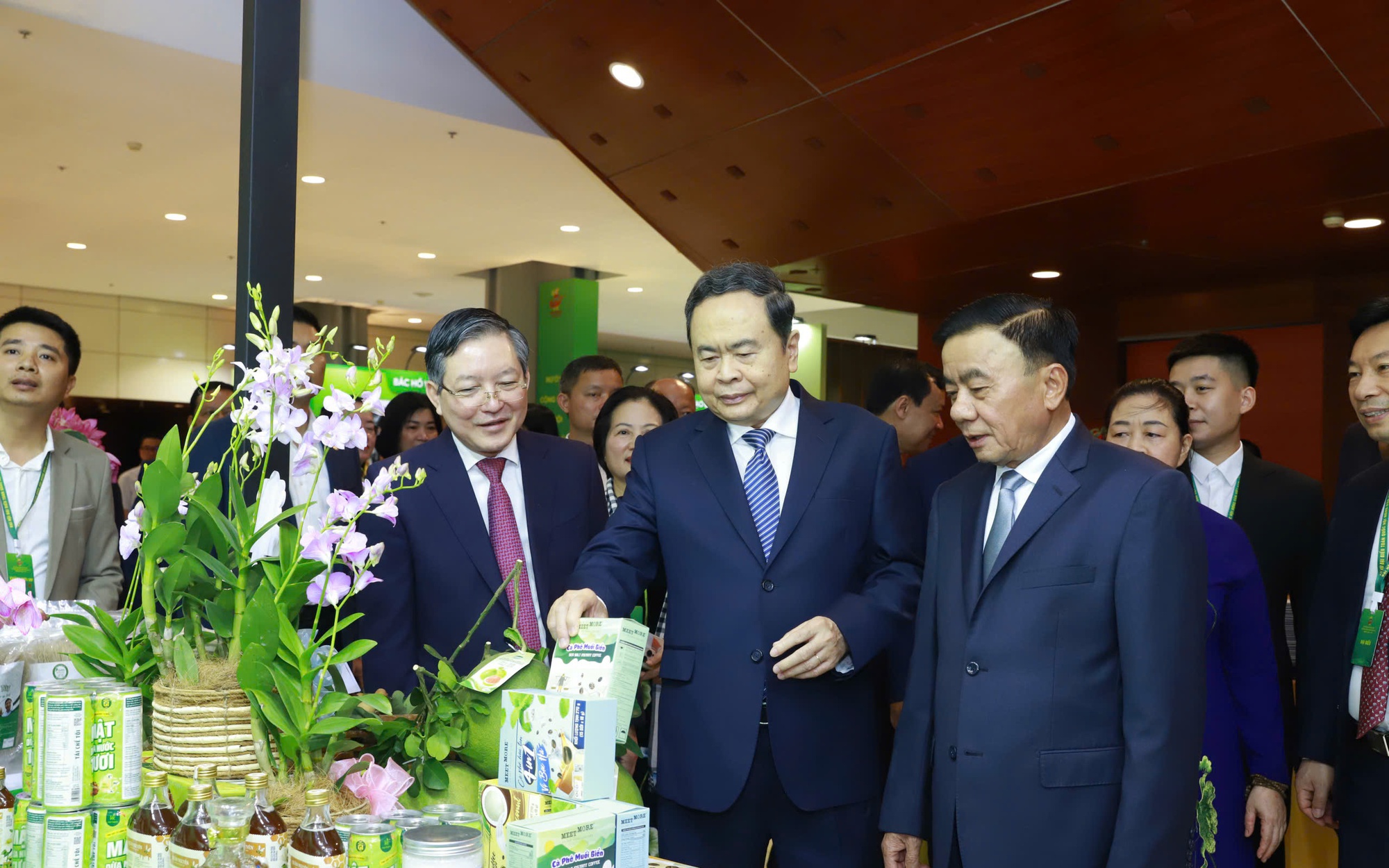 Trần Cẩm Tú Lắng nghe nông dân , xây dựng làng quê đáng sống năm 2026 - Ảnh 2.