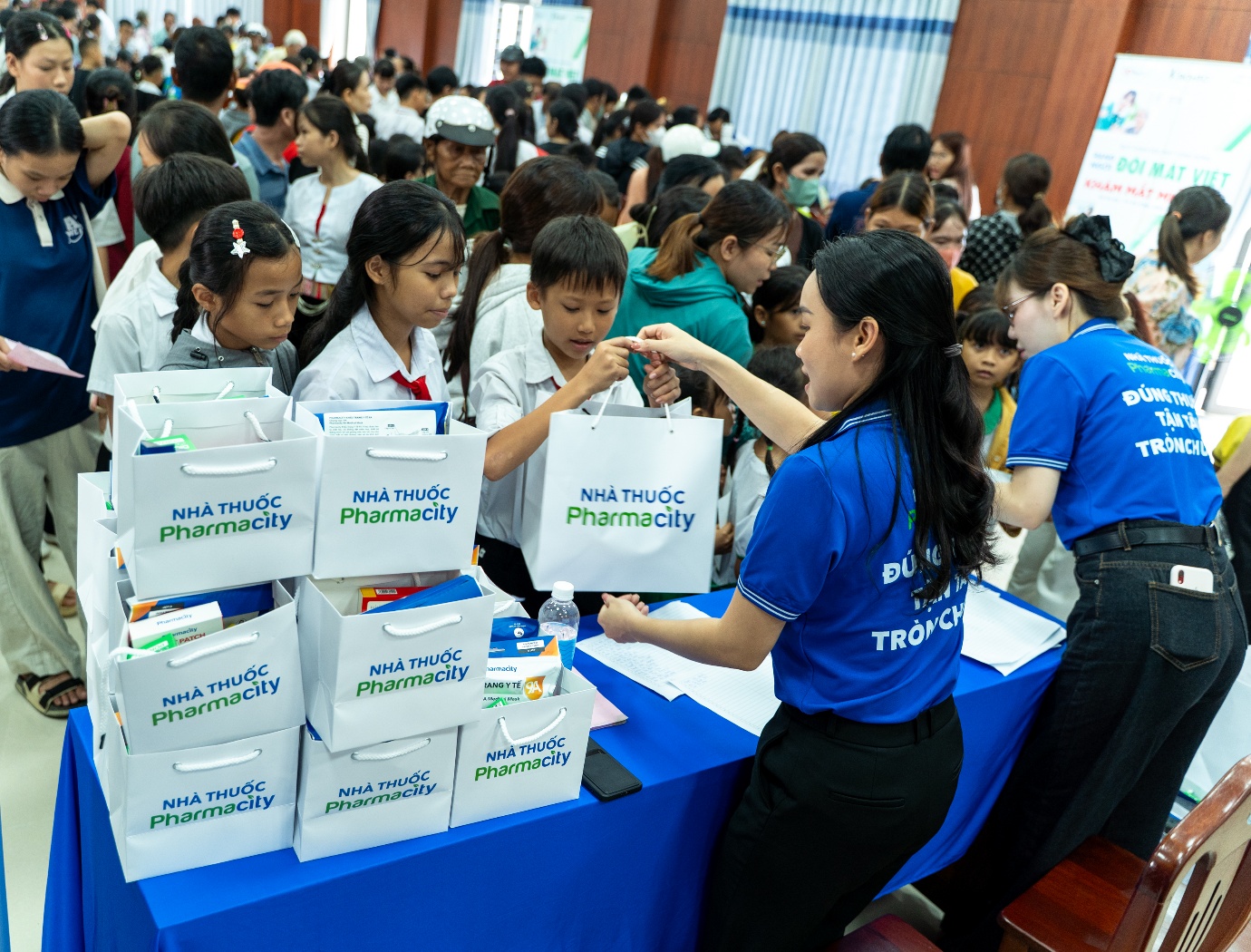 Pharmacity đồng hành chăm sóc sức khỏe cho hơn 800 trẻ em và người dân khó khăn ở Đà Nẵng - Ảnh 4.